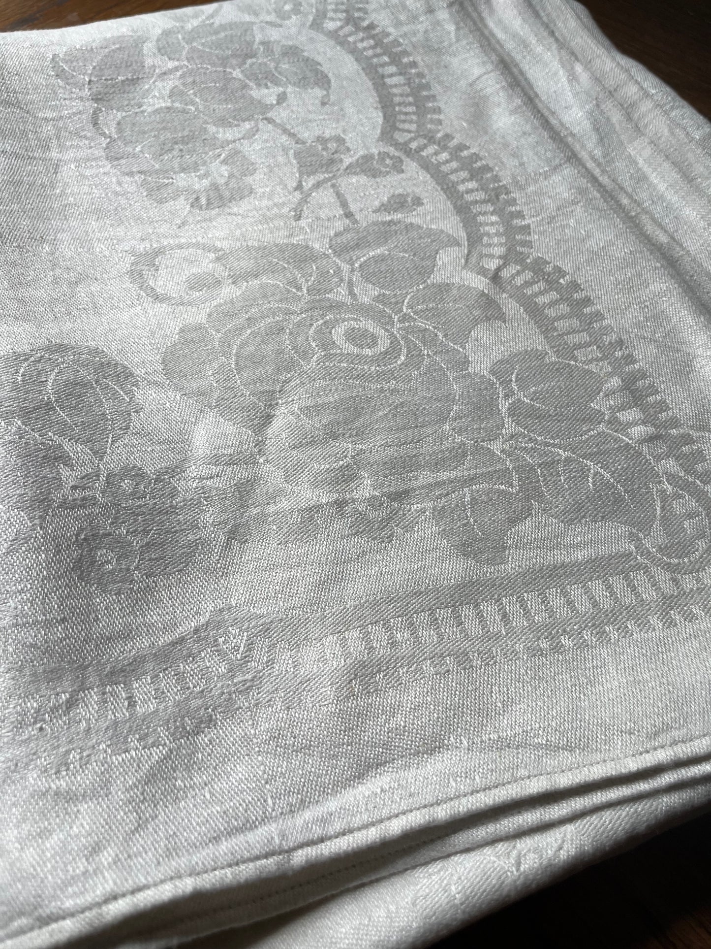 Schwere Tischdecke Damast um 1920 mit prächtigen Blumenmotiven 160 x 128