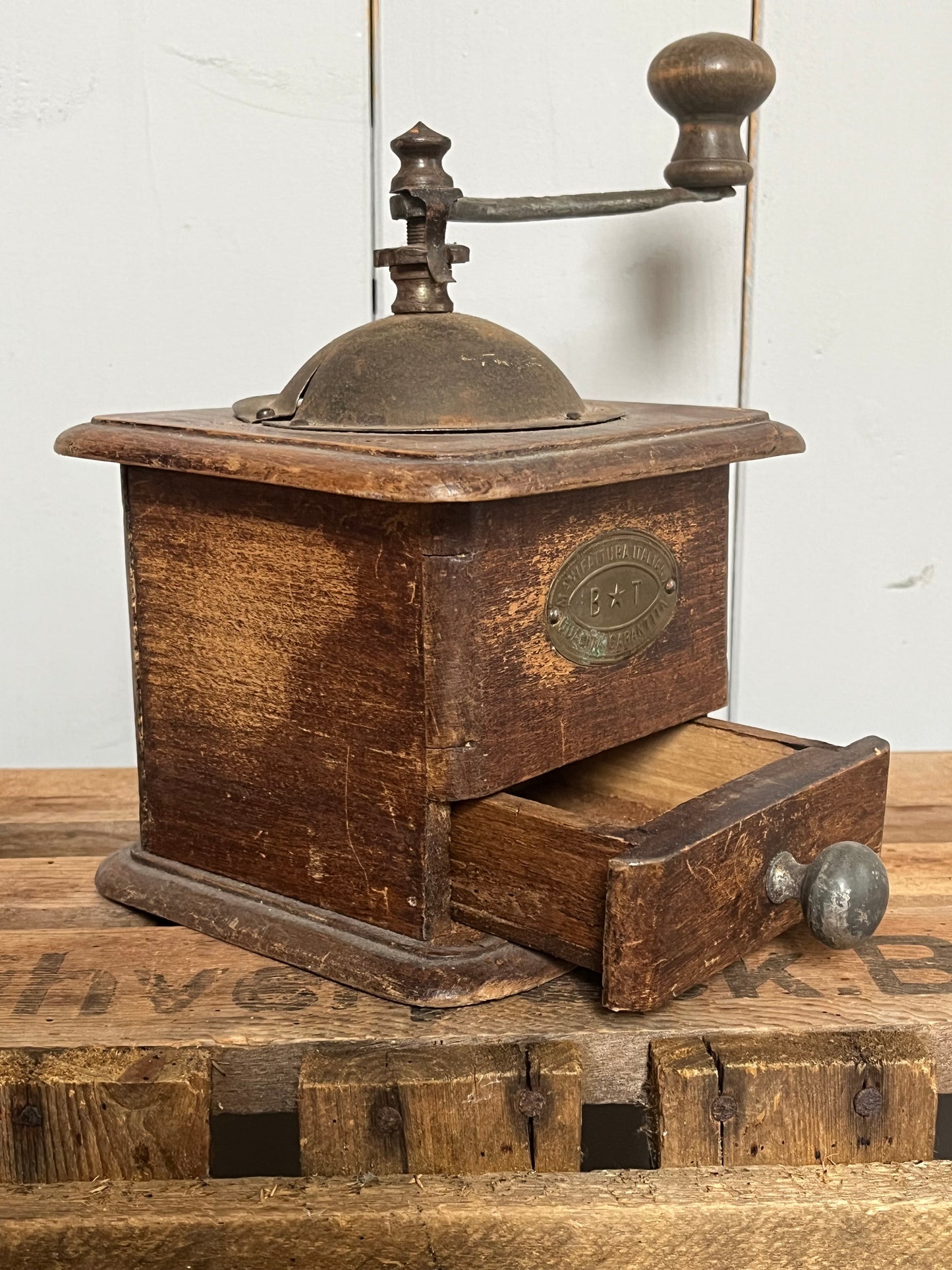 Alte, italienische Kaffeemühle aus Holz
