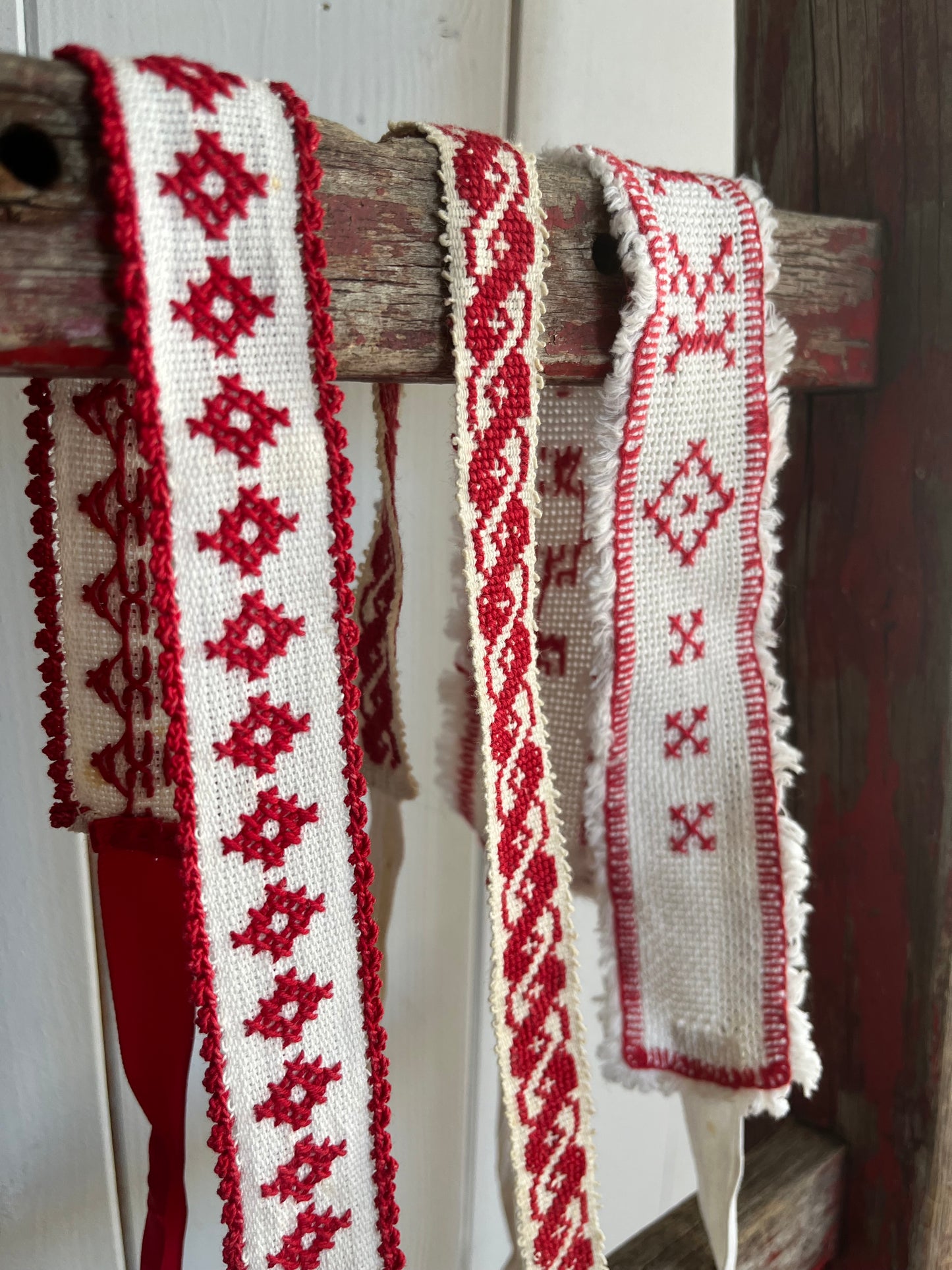 3 alte Wäschebänder handbestickt um 1910