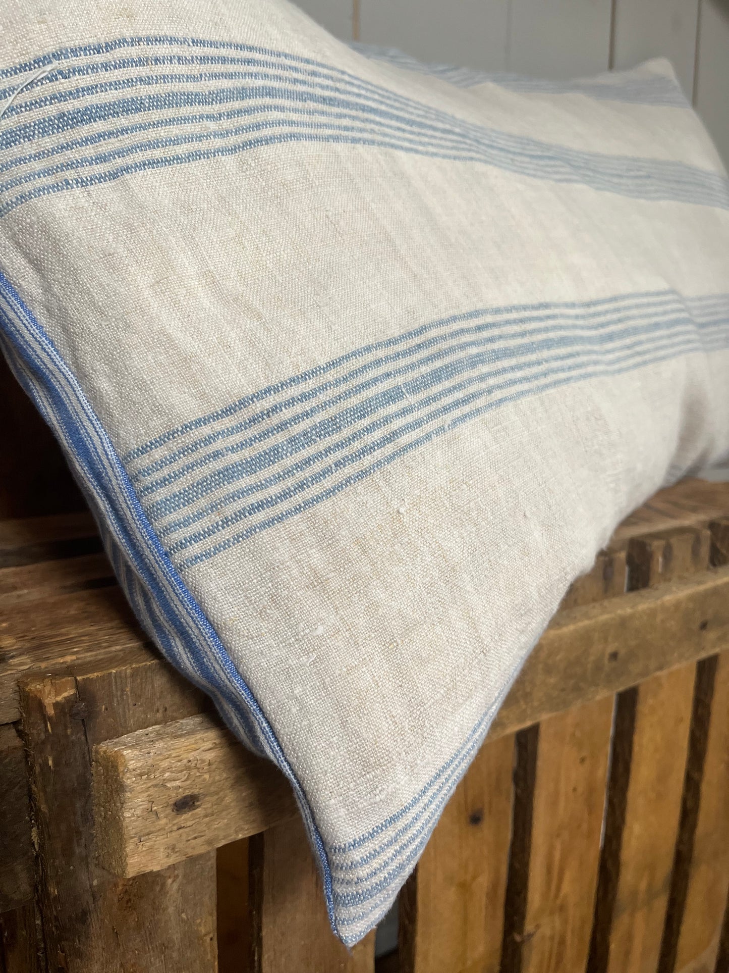 Großes Kissen blau/weiß 70 x 40 aus altem Leinen
