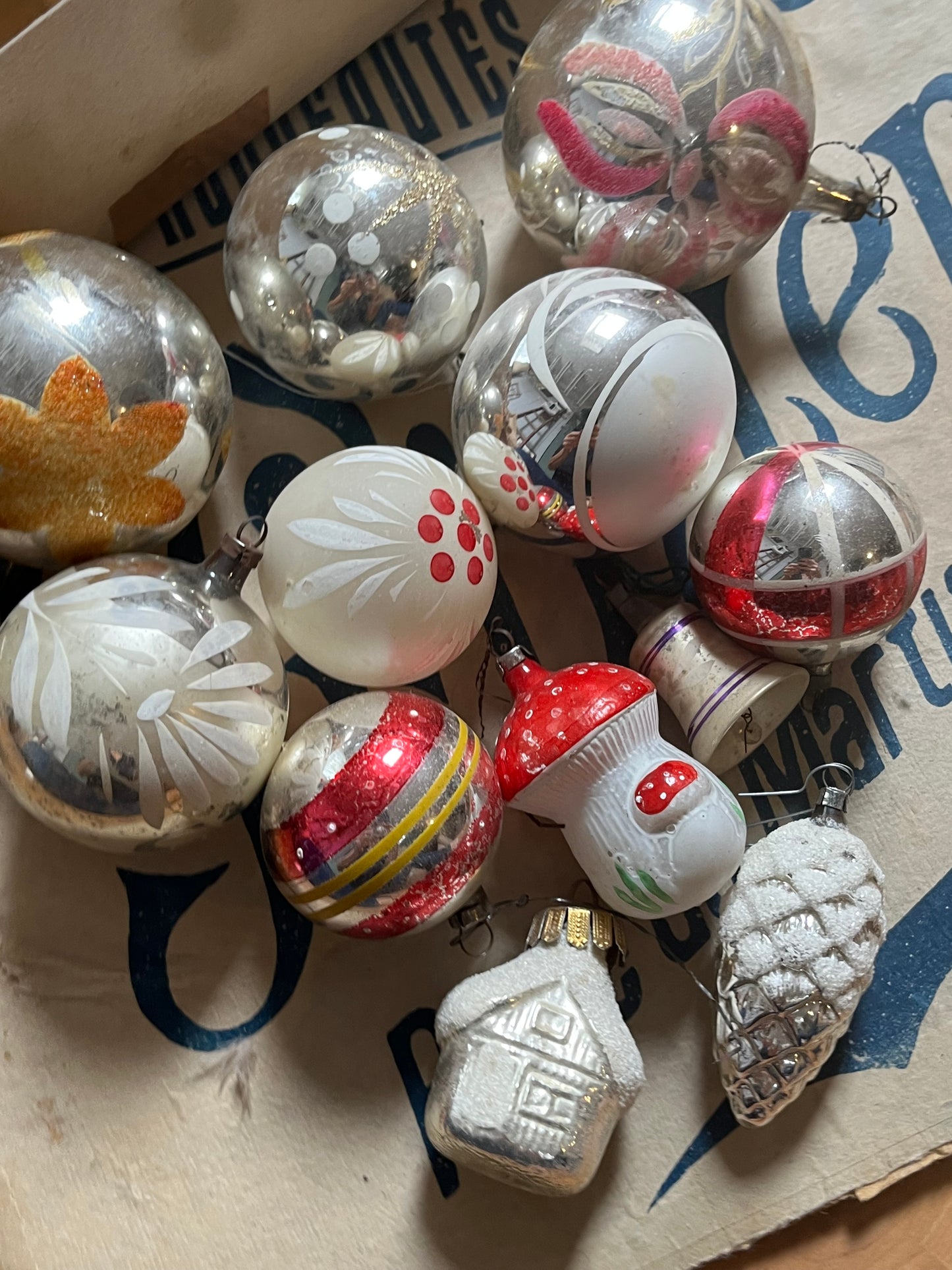 Großer Karton Weihnachtsschmuck von ca. 1940