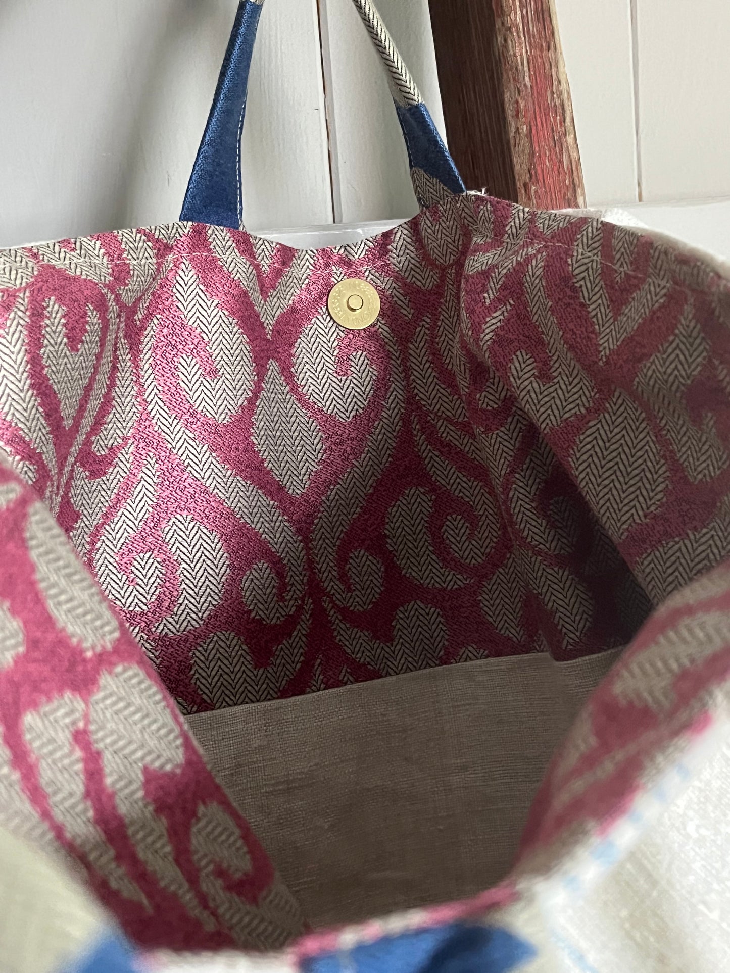 Big: große Tasche aus altem Leinensack mit Streifen und Blüten