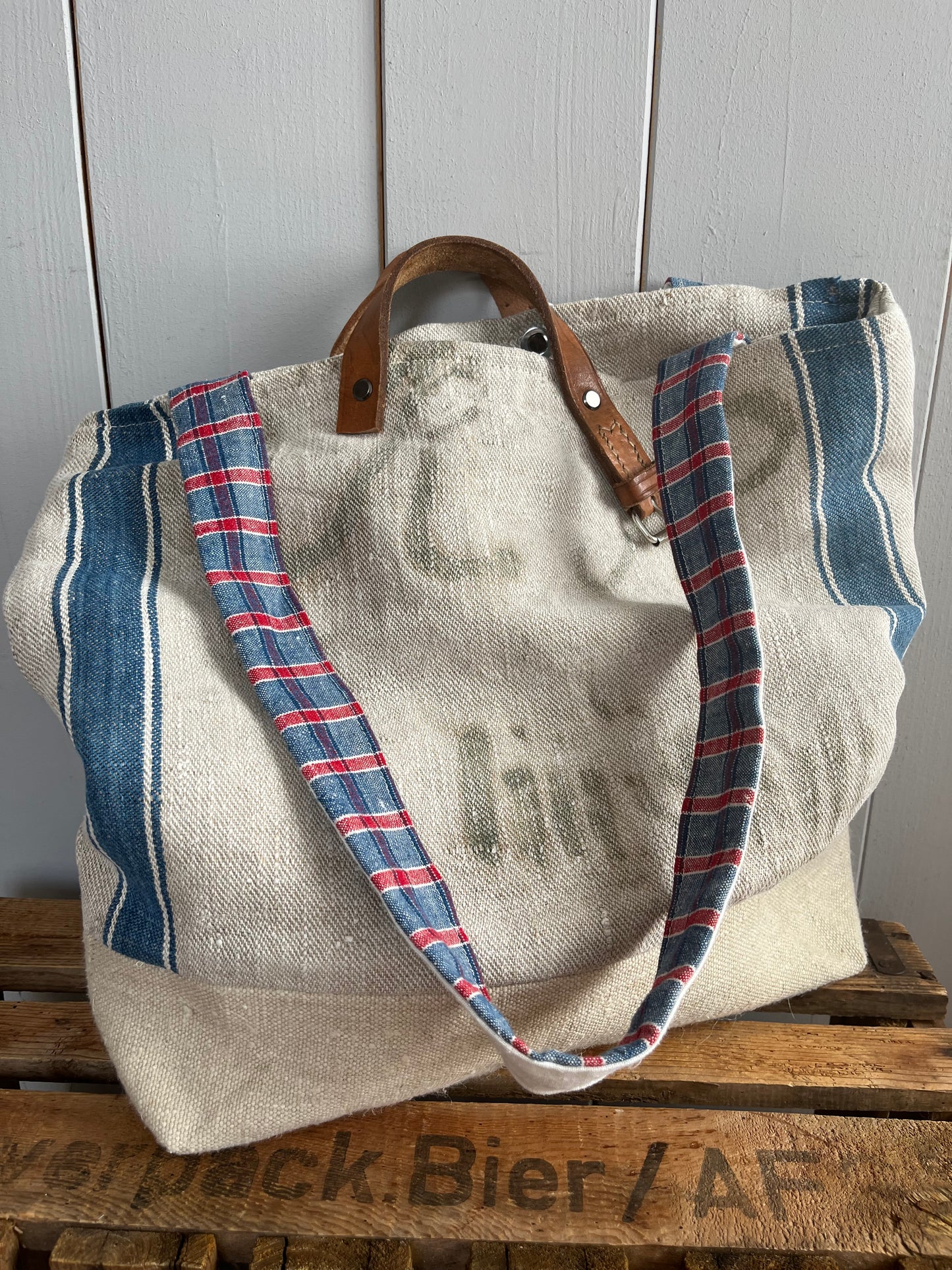 Very Vintage: Große Tasche aus altem Leinensack mit Streifen, Blüten und Aufschrift