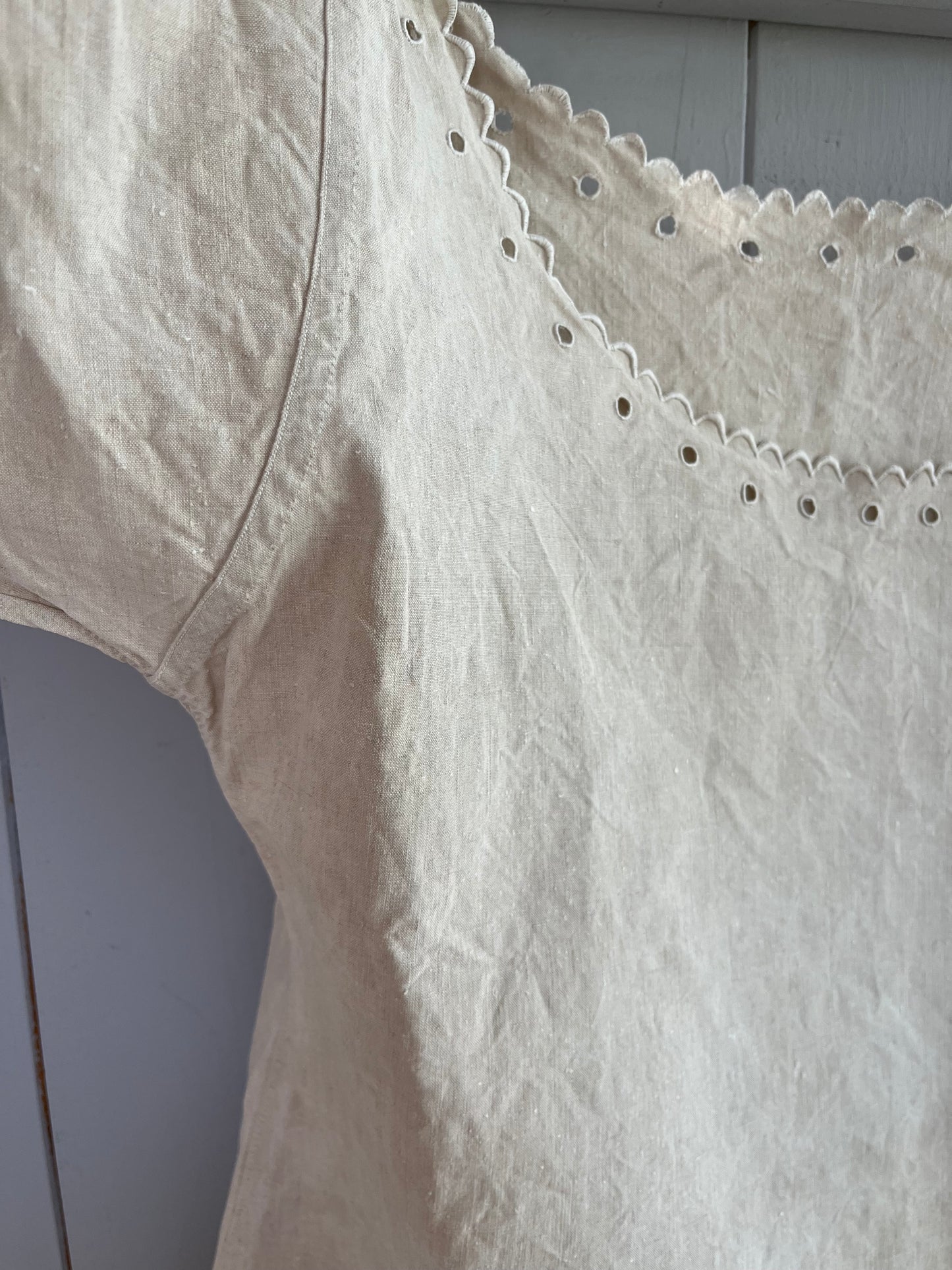 altes Leinenkleid aus Frankreich, Naturfarben, mit Bogenkante und Lochstickerei.