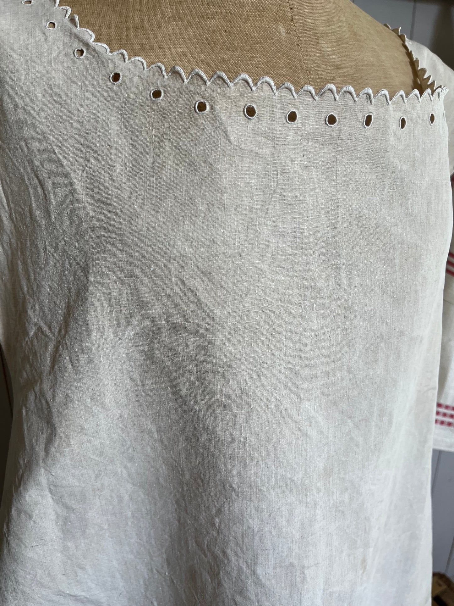 altes Leinenkleid aus Frankreich, Naturfarben, mit Bogenkante und Lochstickerei.