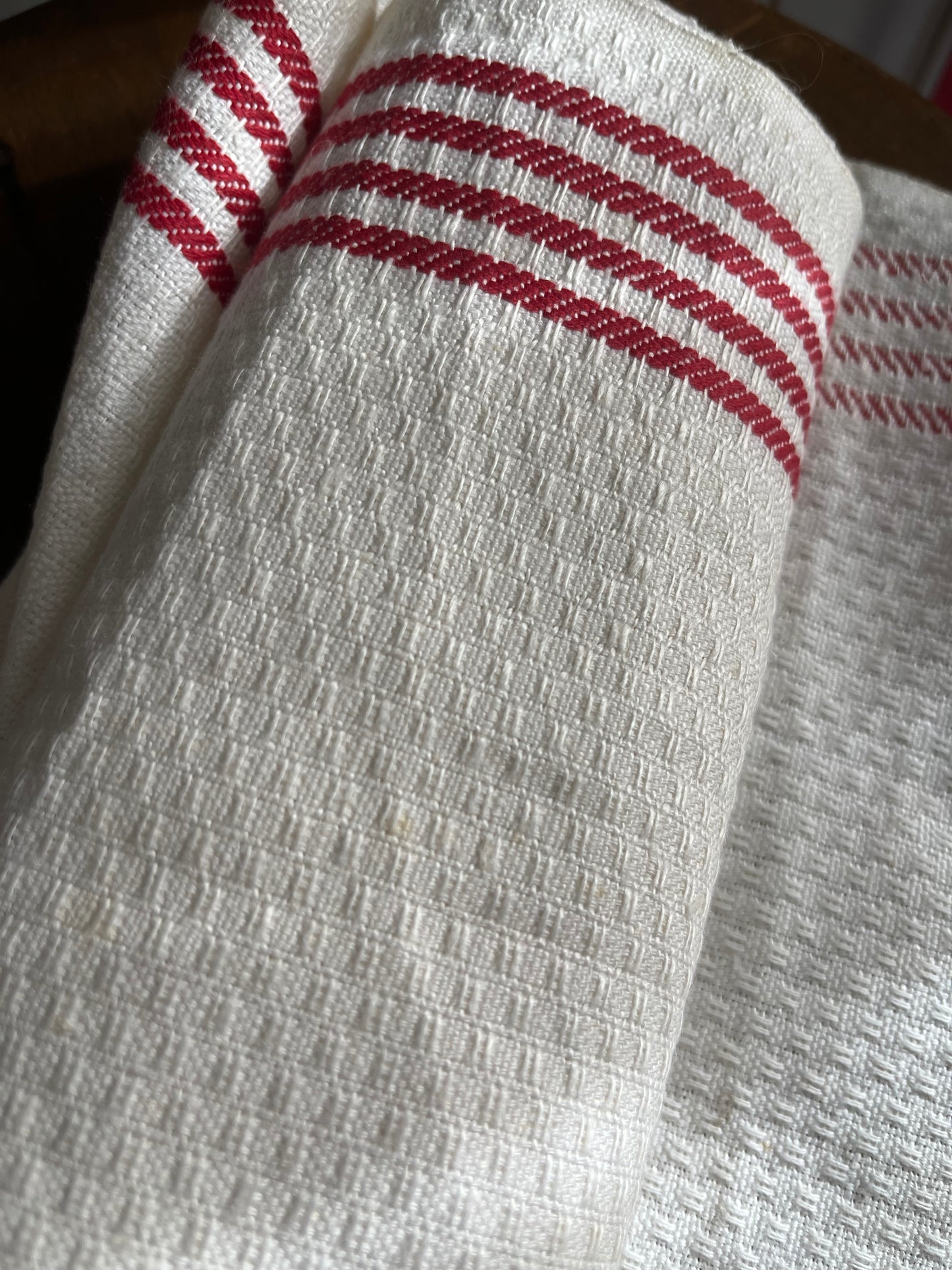 Rest: 2,5 Meter klassisches Handtuchleinen mit roten Streifen