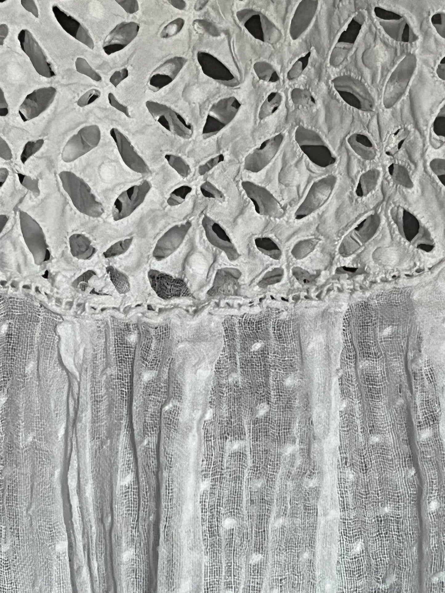 Für Mademoiselle: feines Kleid mit viel Spitze und Spitze