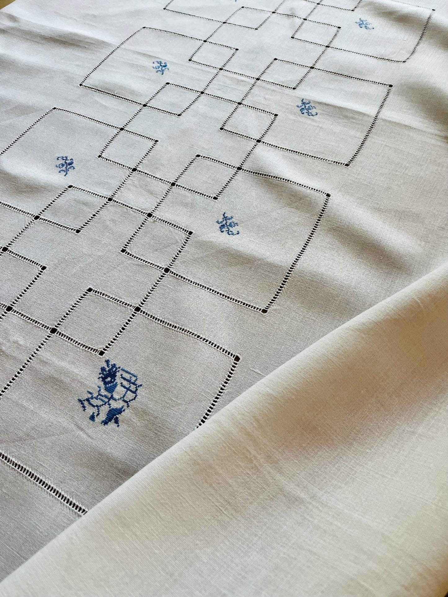 Feine große Tischdecke Leinen mit viel Hohlsaum und blauen gestickten Blüten