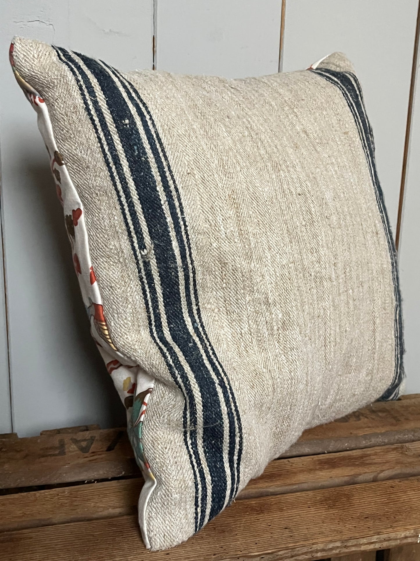 Blau gestreift: Vintage Kissen aus altem Leinensack