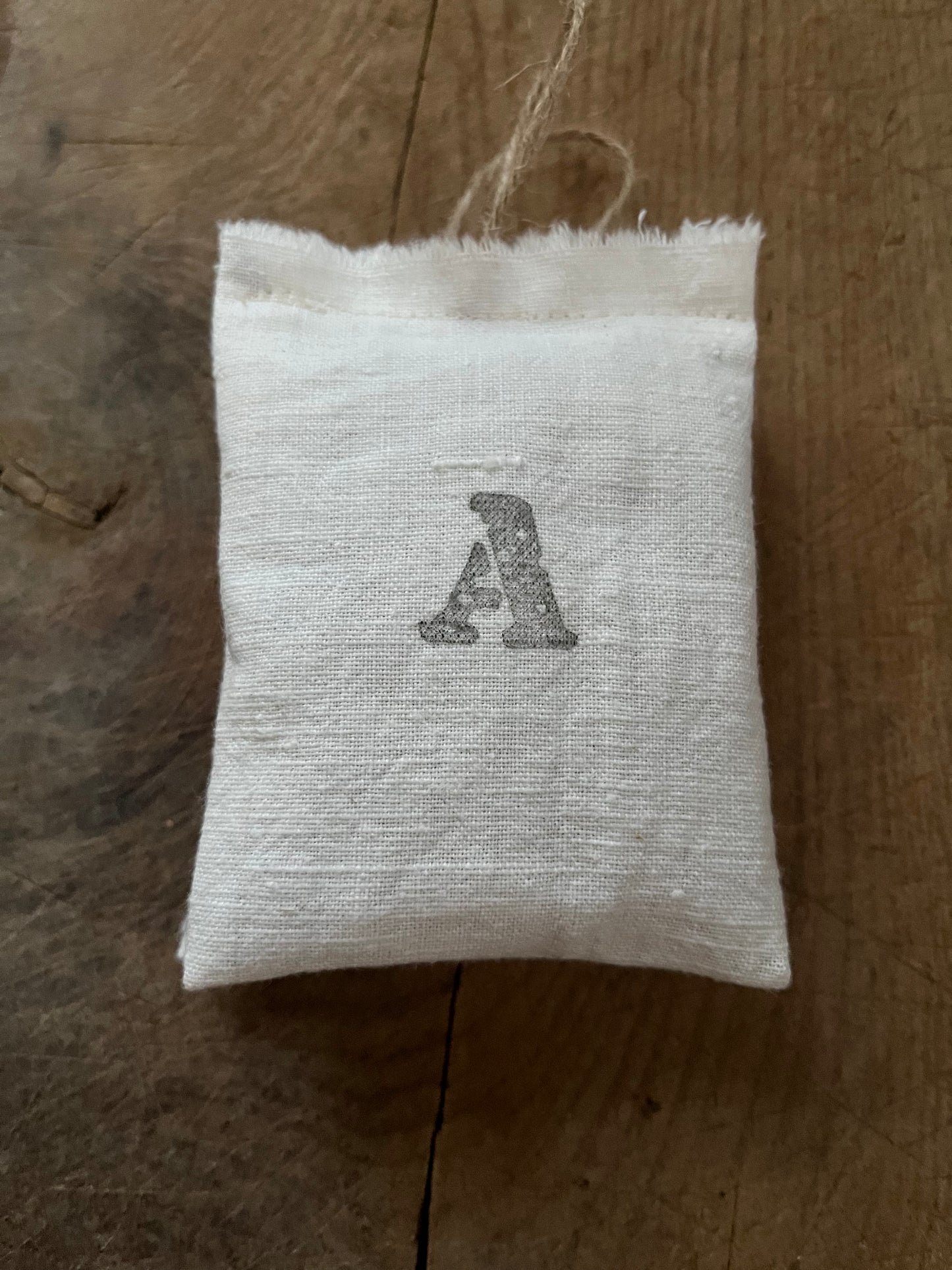 Monogramm Lavendelkissen aus Bauernleinen