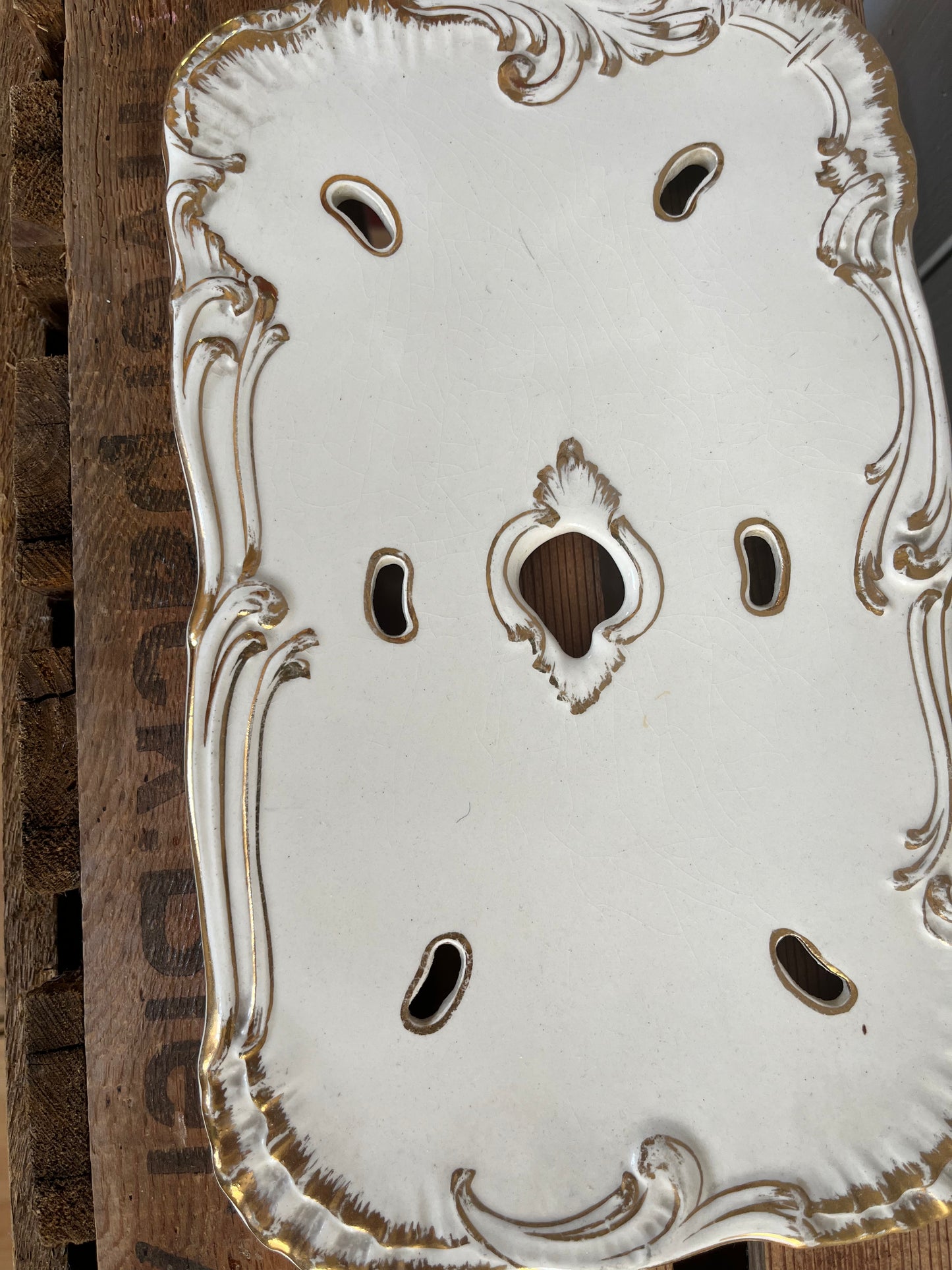 Ehrwürdige alte Abtropfplatte aus Frankreich mit Goldbemalung