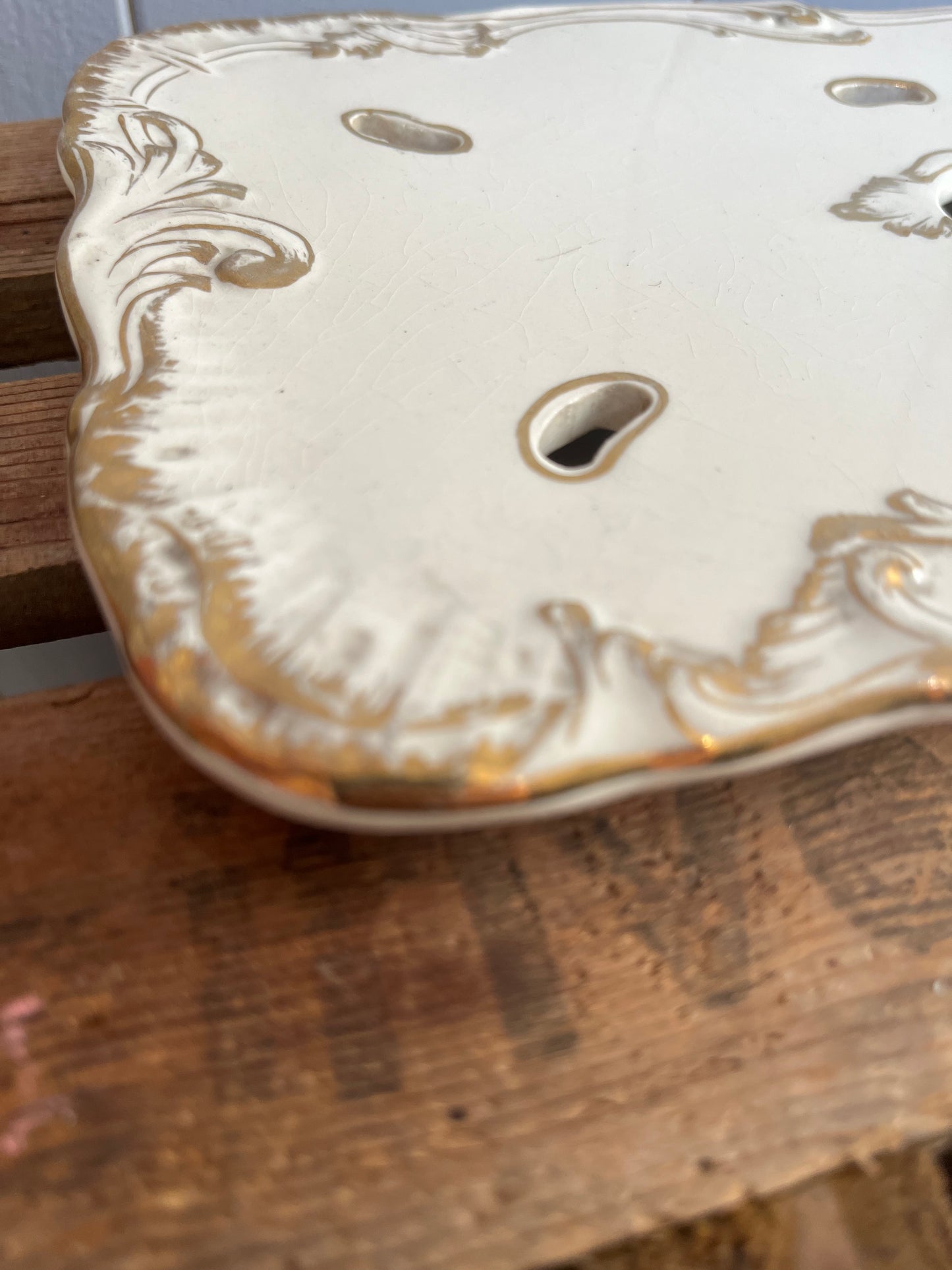 Ehrwürdige alte Abtropfplatte aus Frankreich mit Goldbemalung