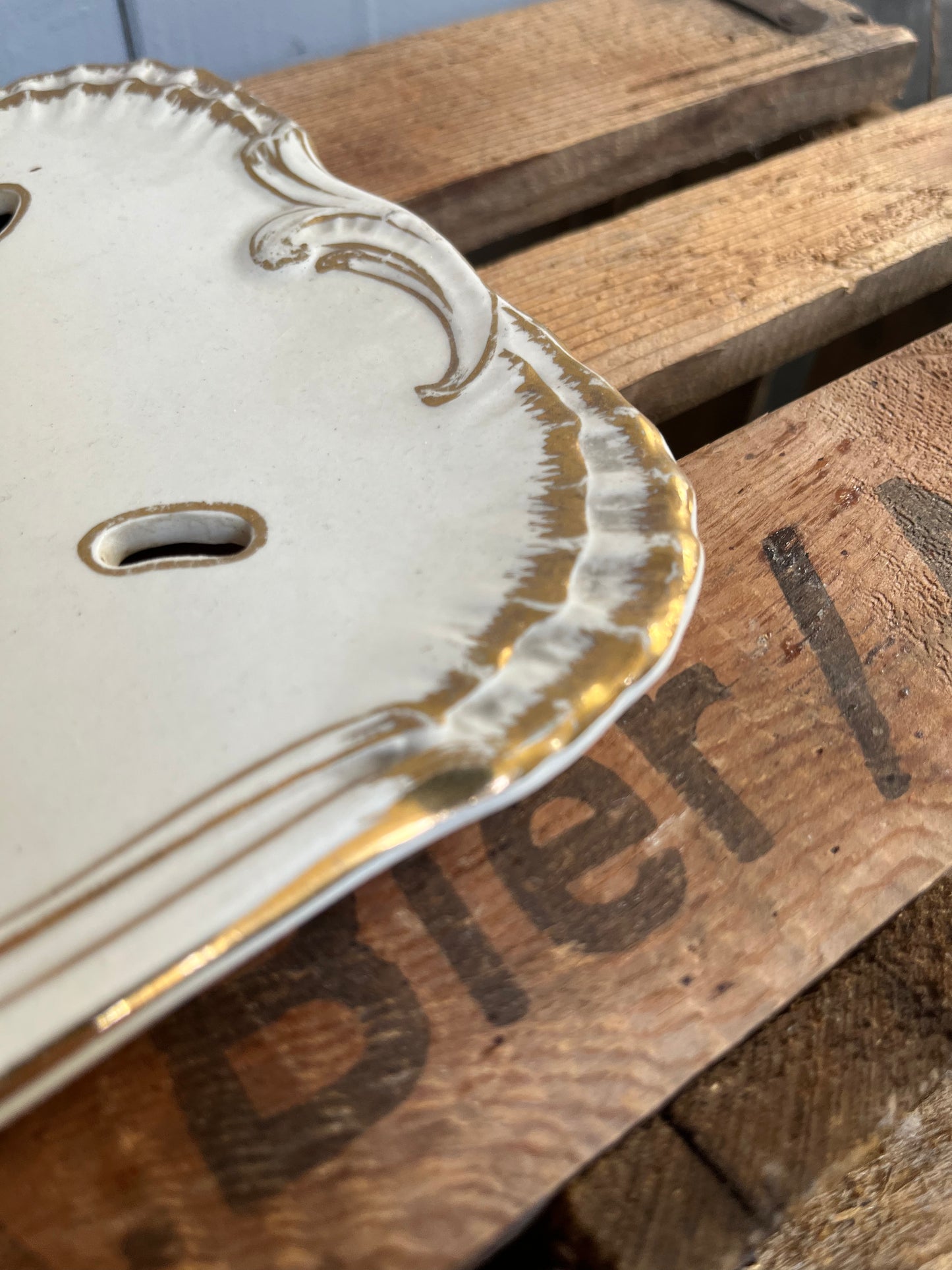 Ehrwürdige alte Abtropfplatte aus Frankreich mit Goldbemalung