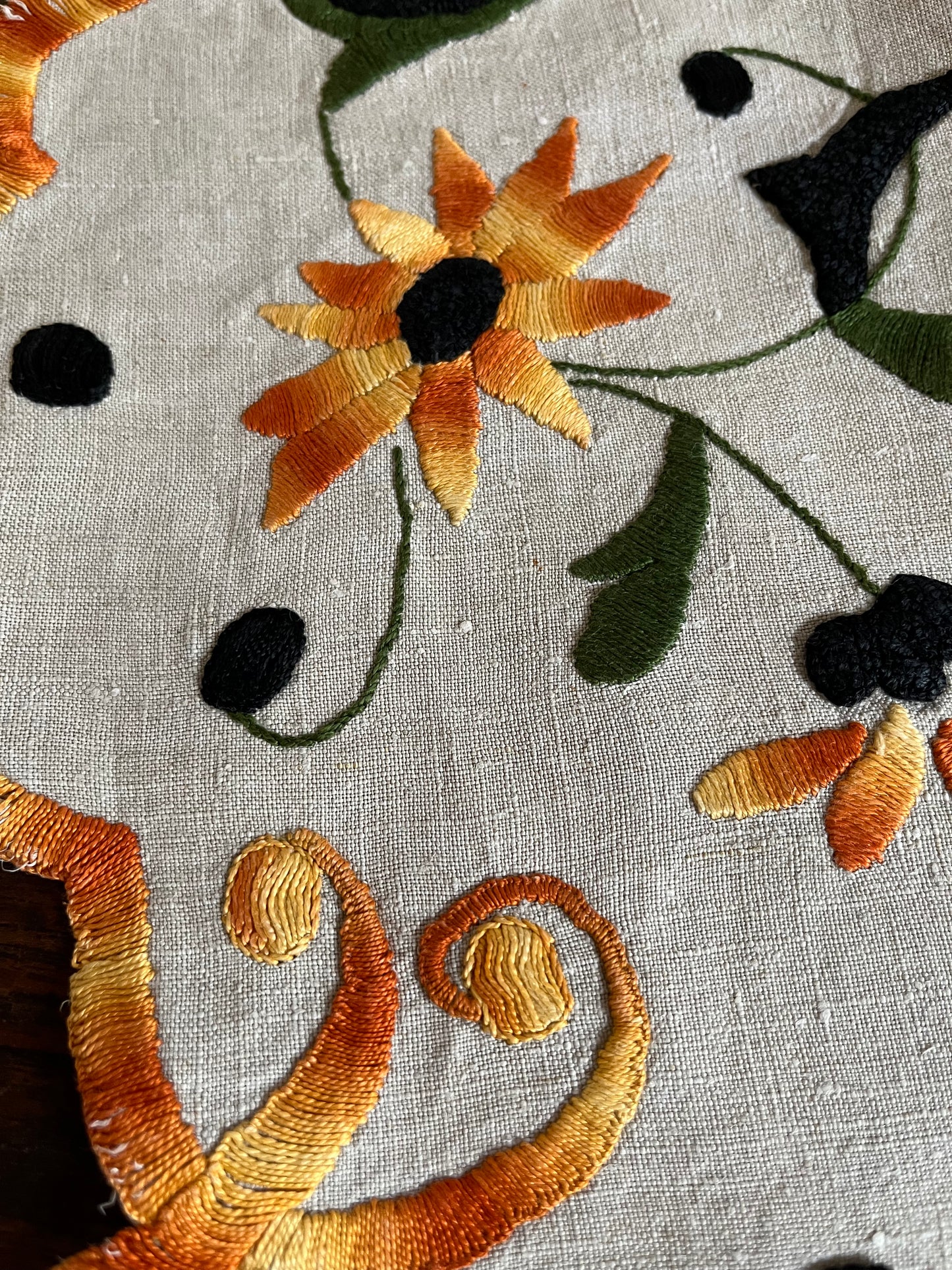 Jugendstil Schrankborte handgestickt auf Leinen