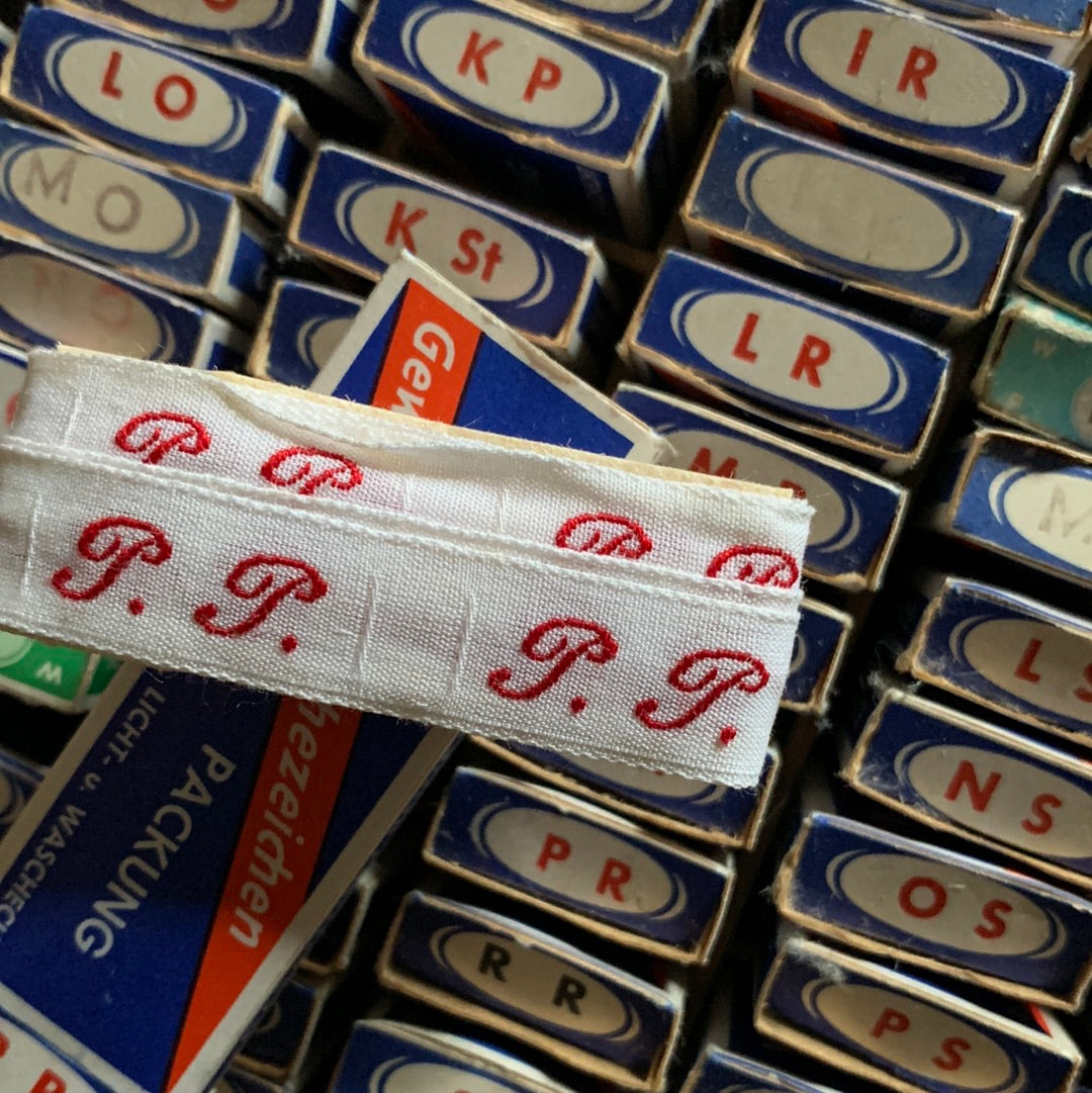 Altes wäscheband mit Initialen in rot p p
