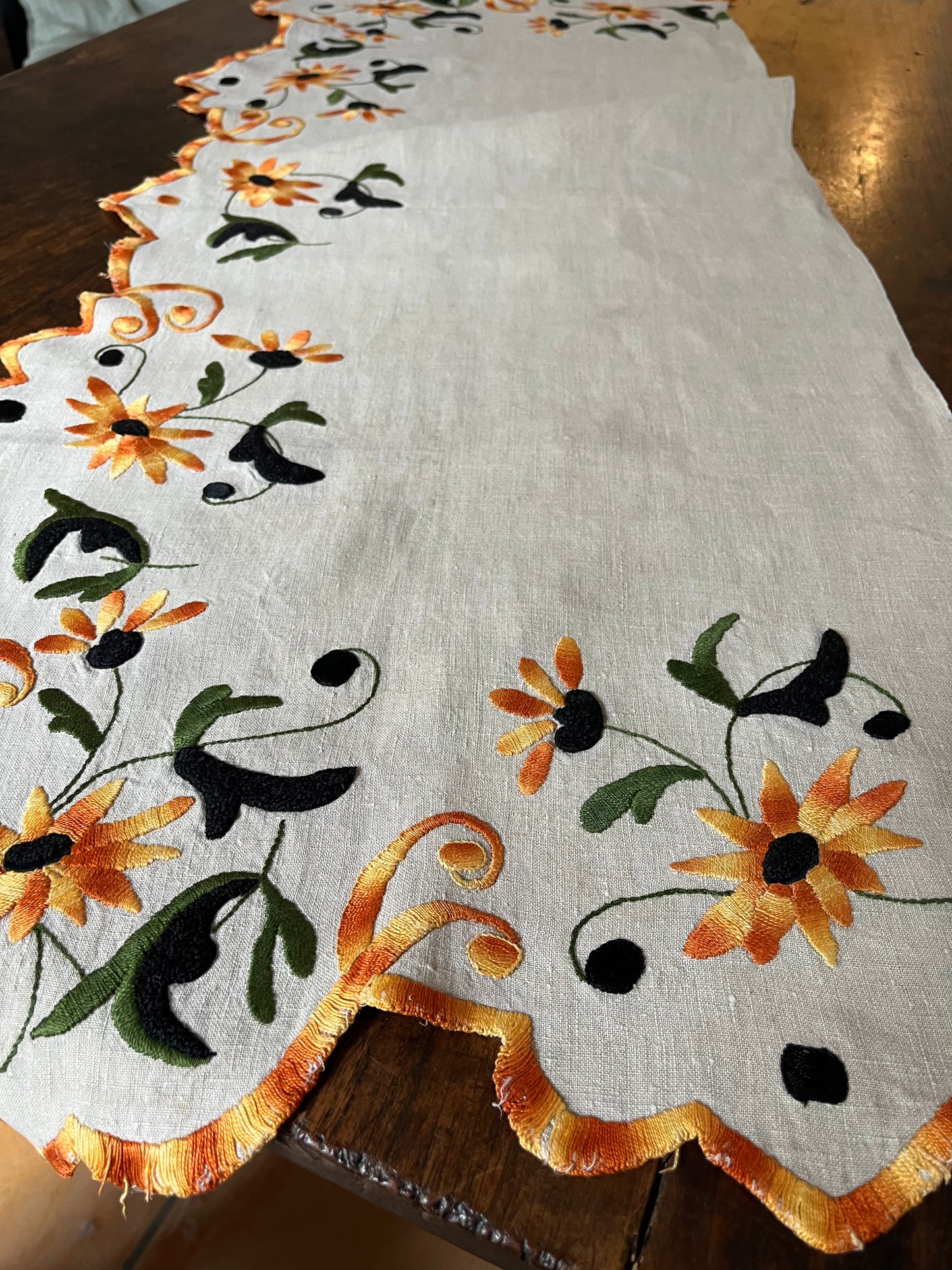 Jugendstil Schrankborte handgestickt auf Leinen