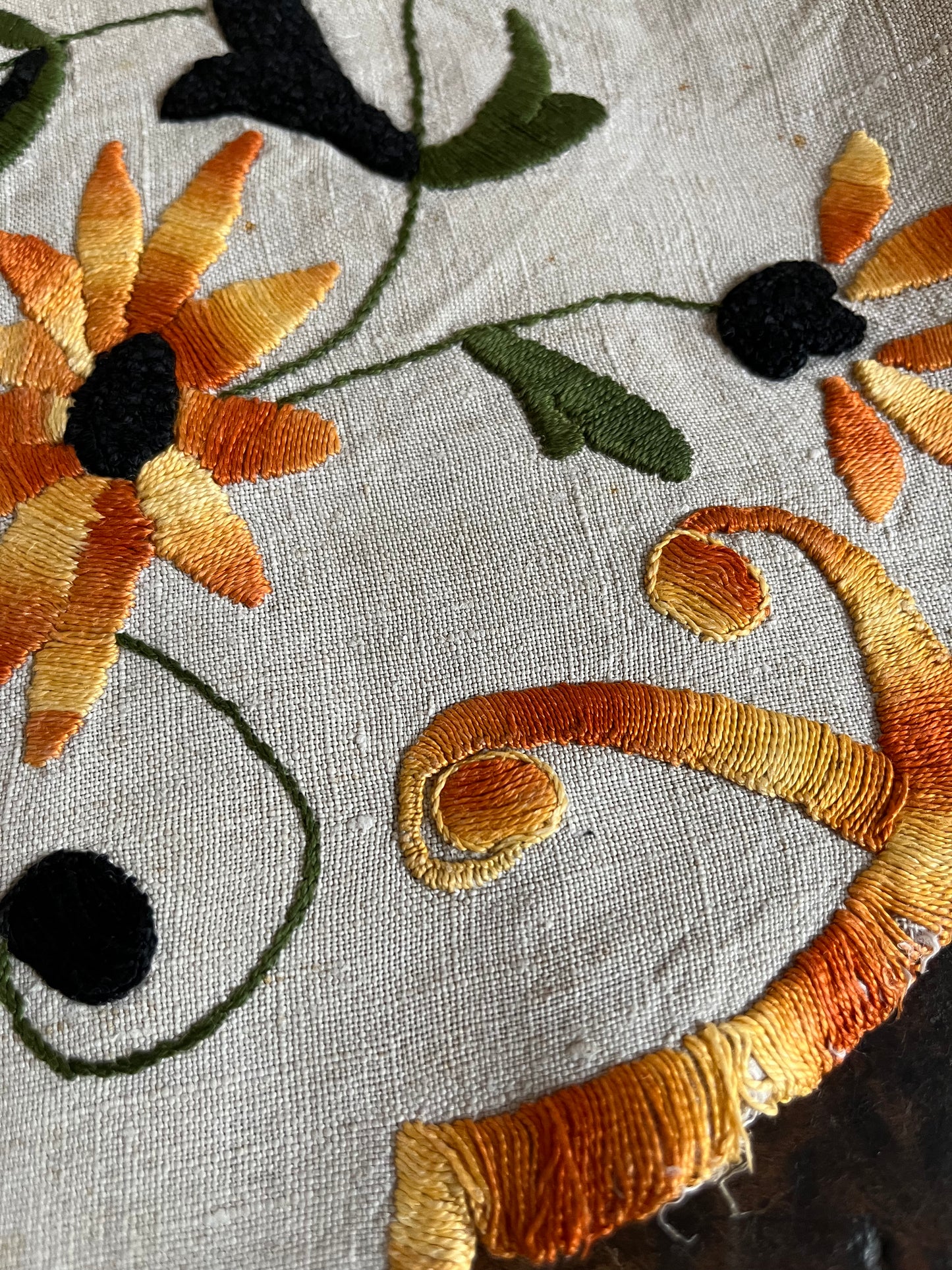 Jugendstil Schrankborte handgestickt auf Leinen