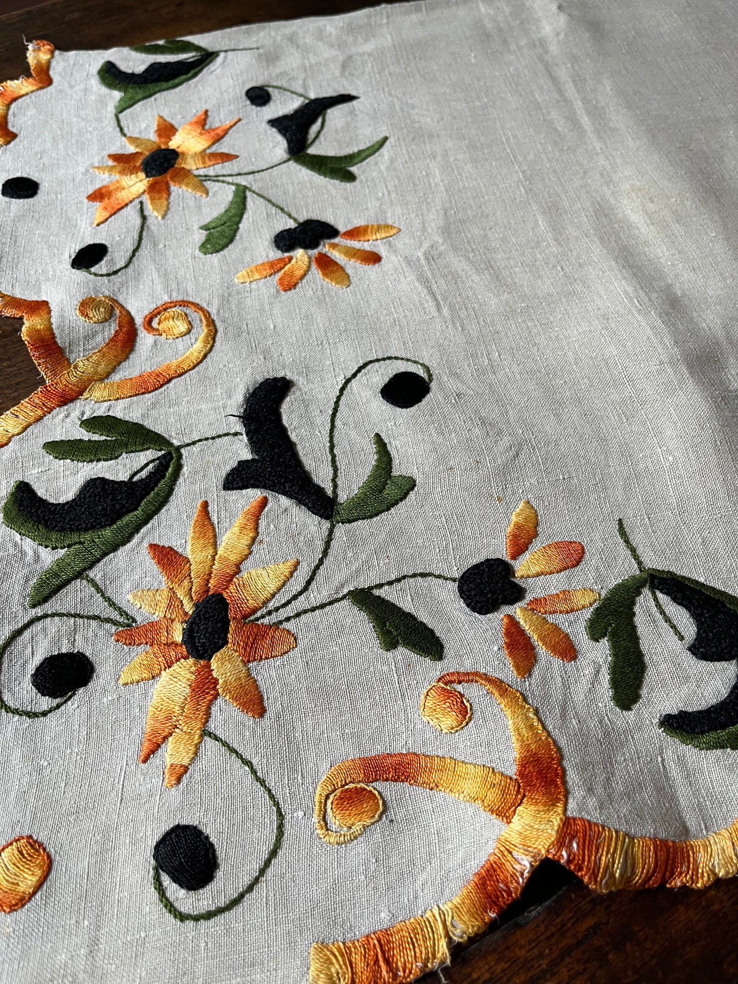 Jugendstil Schrankborte handgestickt auf Leinen