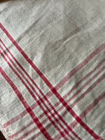Carica l&#39;immagine nel visualizzatore di Gallery, Großes, schweres Mangeltuch mit roten Streifen und Monogramm 304 x 90
