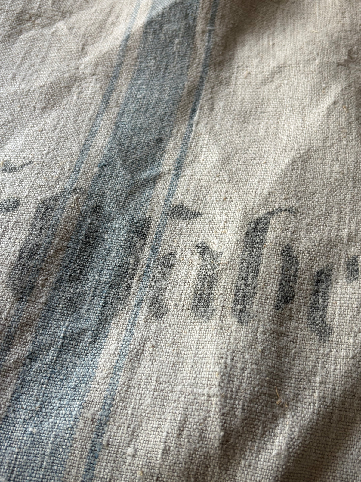 Prachtstück: sehr großer Leinensack mit blauen Streifen und original Aufschrift 140 x 60