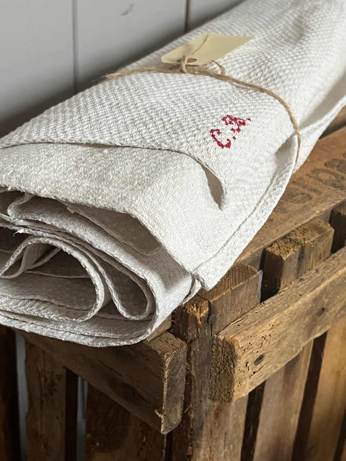 3,2 Meter altes Leinen mit Struktur und Monogramm