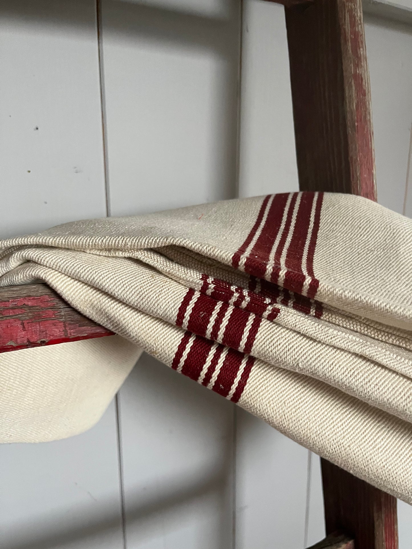 Unbenutzter alter Leinensack mit Dunkelroten Streifen 140 x 55