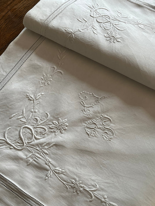 Reich besticktes Leinenkissen aus Frankreich mit Monogramm und Hohlsaum