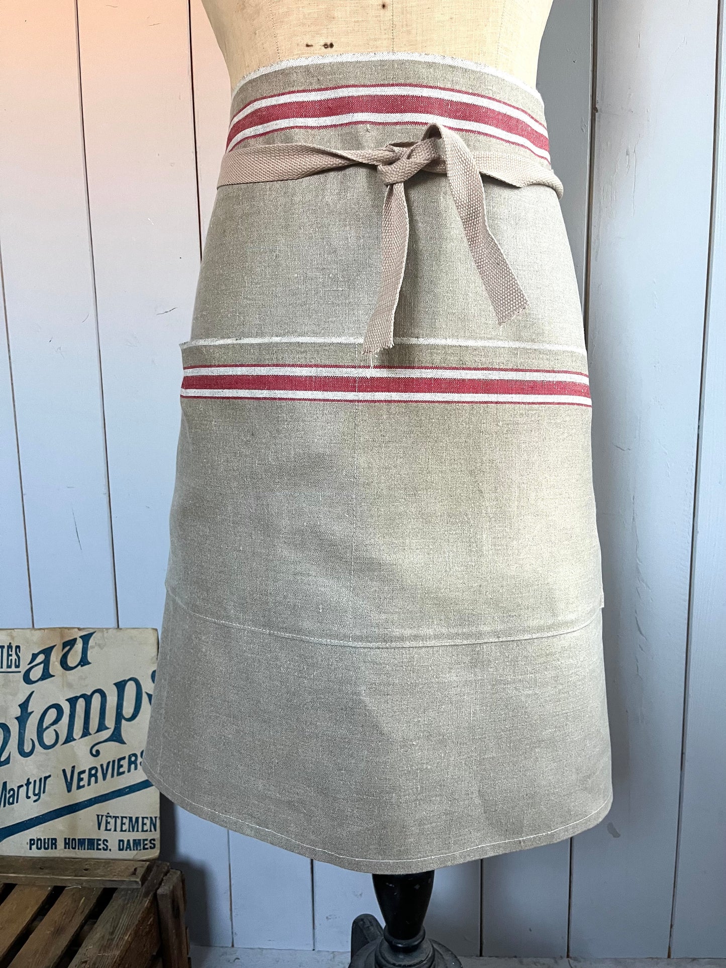 Schürze aus Leinen mit roten Streifen und Tasche