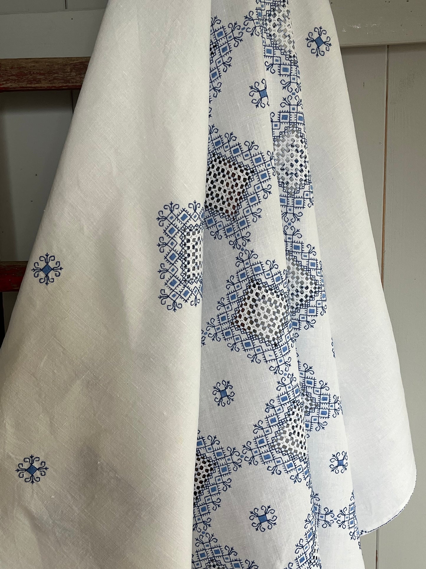 Viel Handarbeit in Blau/Weiß: Große Leinendecke in bestem Zustand 190 x 150