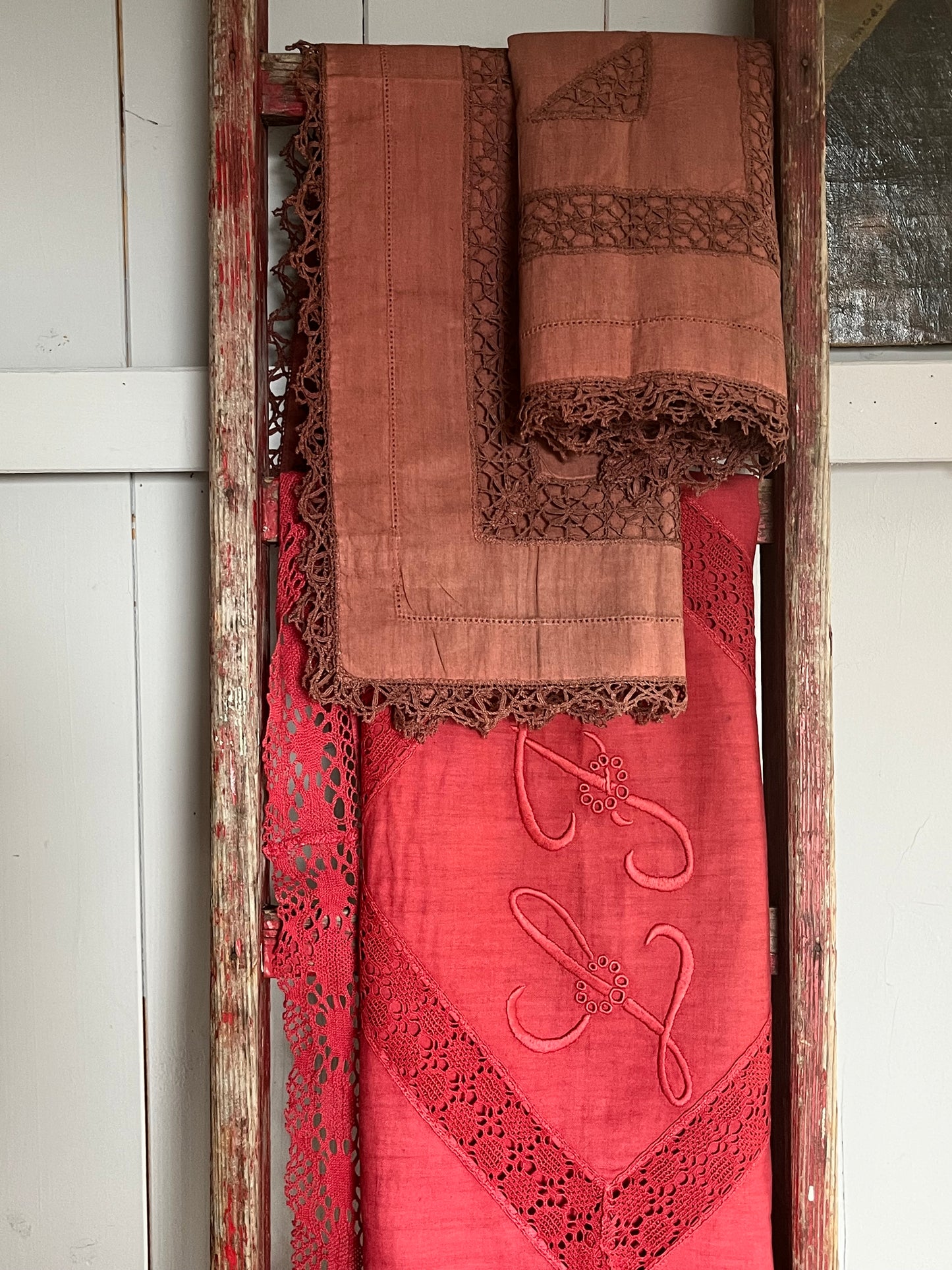 Trio: Alte französische Kissenbezüge mit Spitze, Monogramm und gefärbt