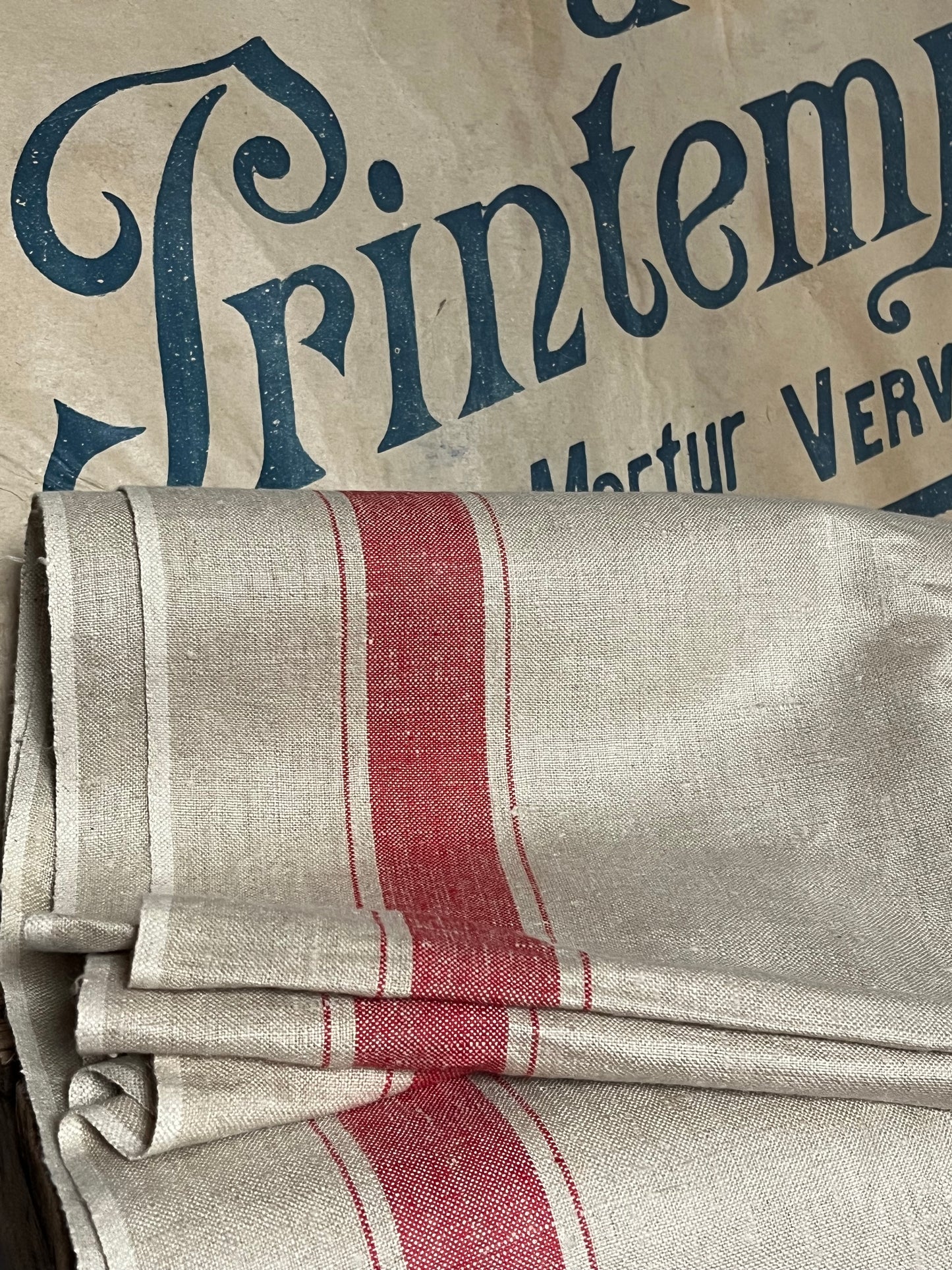 Breites Mangeltuch aus altem schwerem Leinen mit roten Streifen 2,55 x 0,9