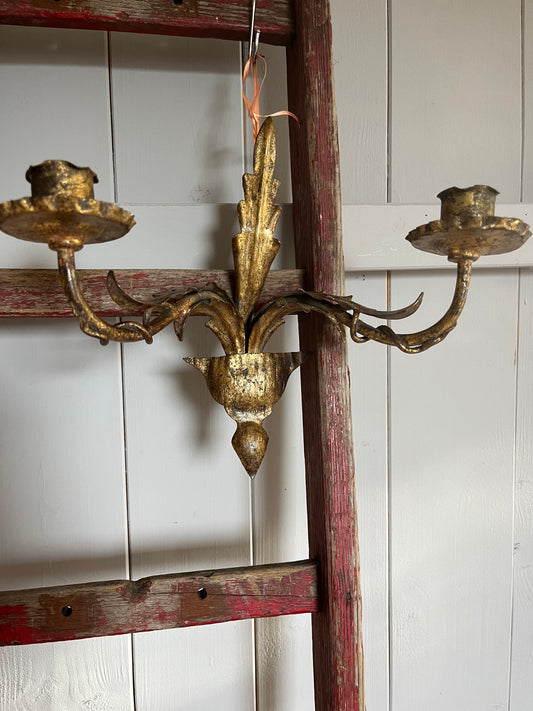 Vintage Wandlampe aus Frankreich mit Kerzenhaltern und Blätter-Ornamenten in Antikgold