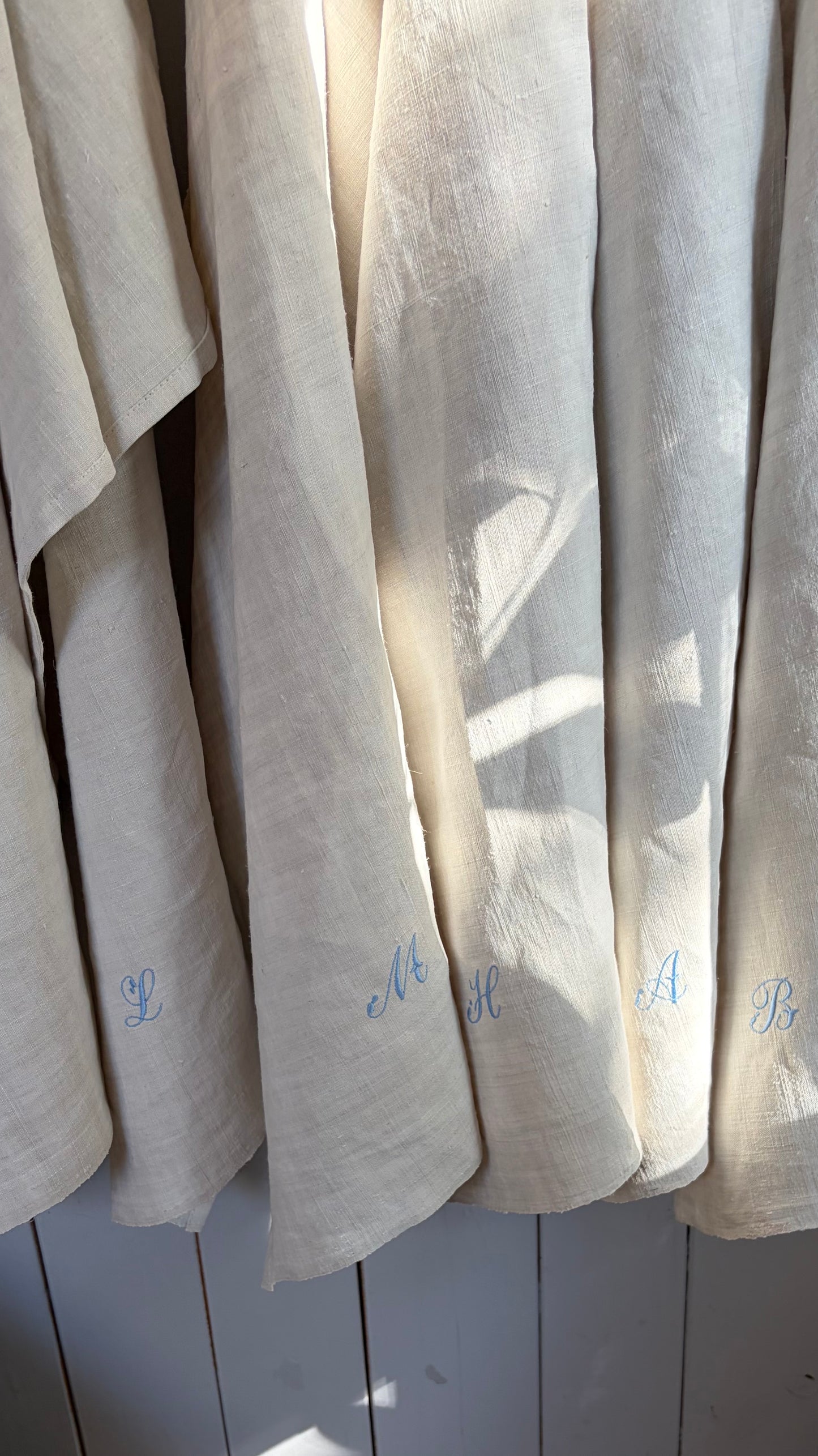 Großes Monogramm- Tuch aus schwerem, altem Leinen mit eingesticktem Initial