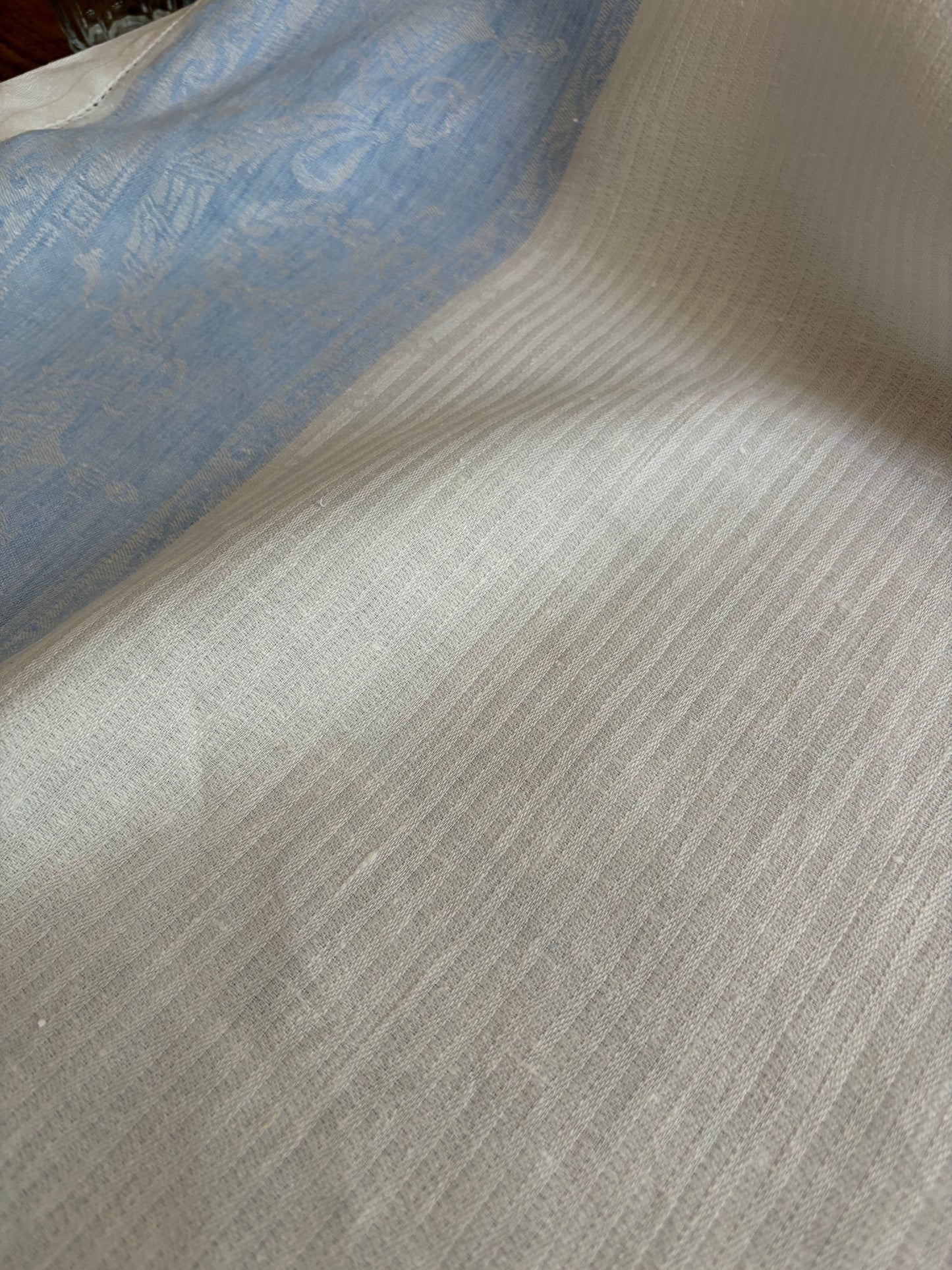 Große, ehrwürdige Leinendecke für die Tafel mit blauer Damastbordüre und Biedermeier-Muster