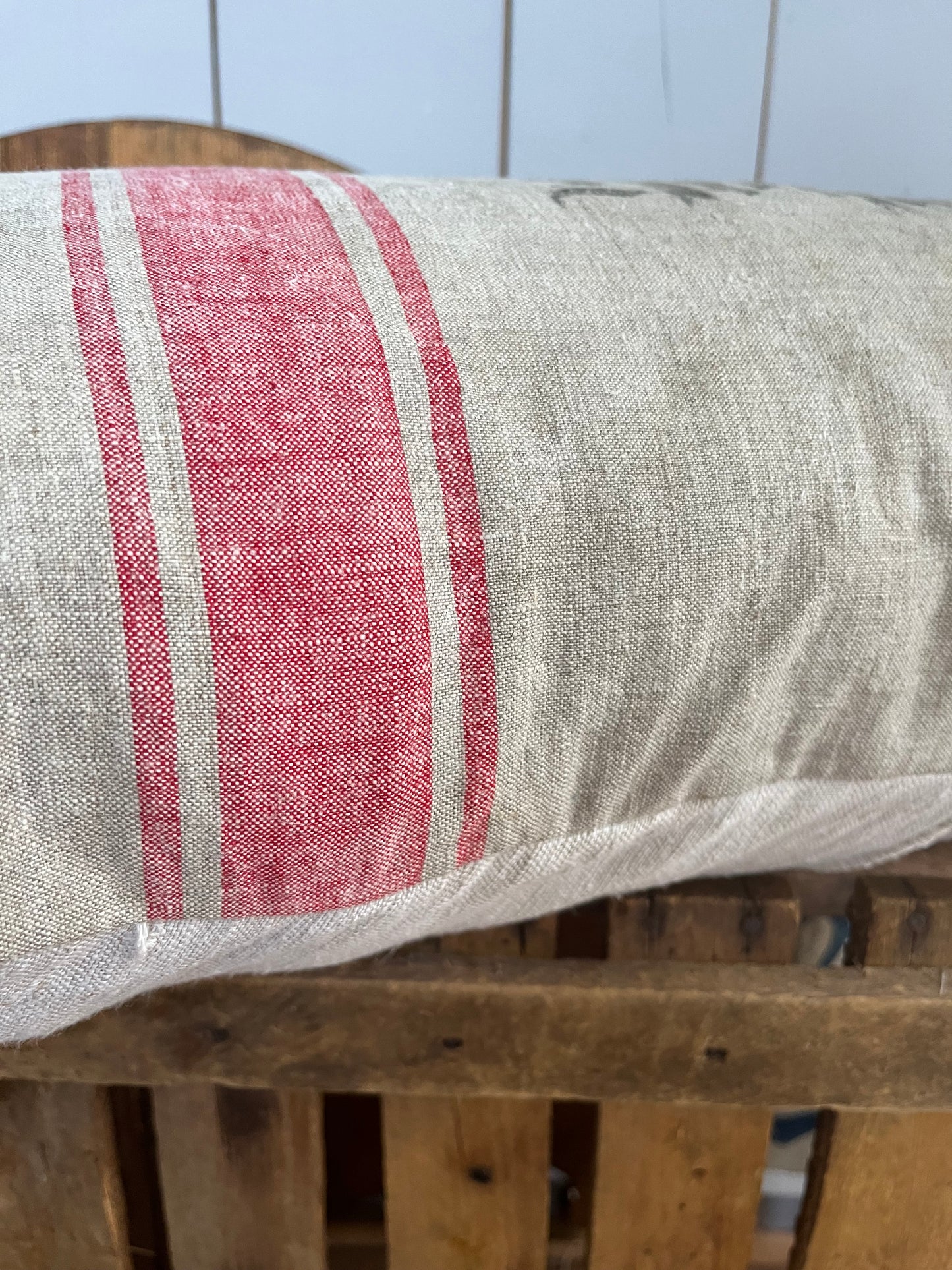 Großes Kissen aus einem alten Leinensack mit Original Aufschrift