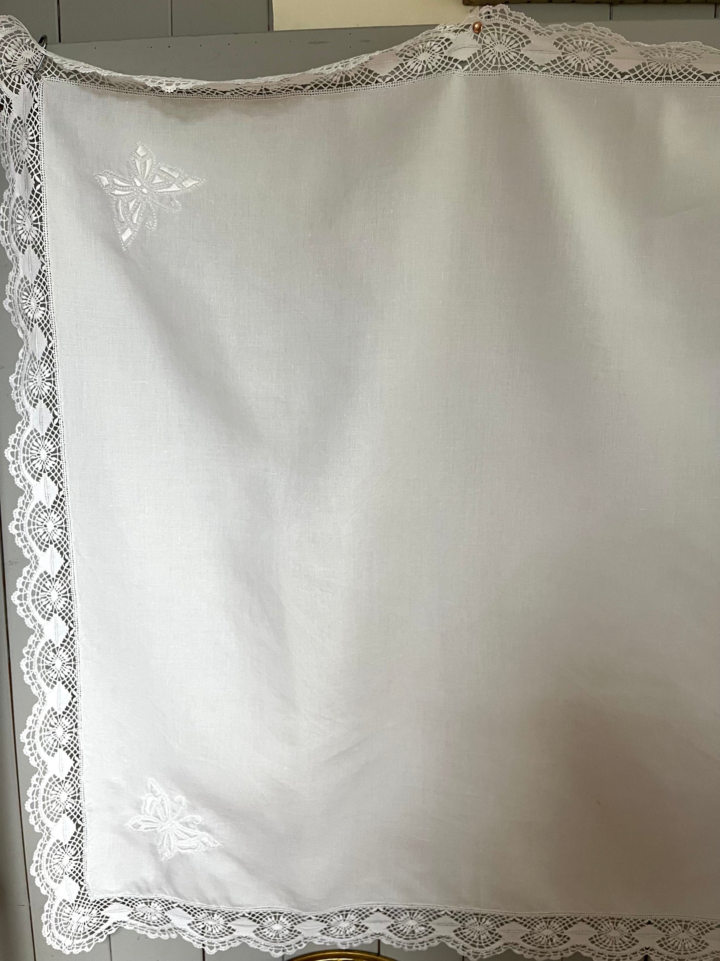 Feinste Leinendecke mit hervorragender Weißstickerei und Filetborte 126 x 120