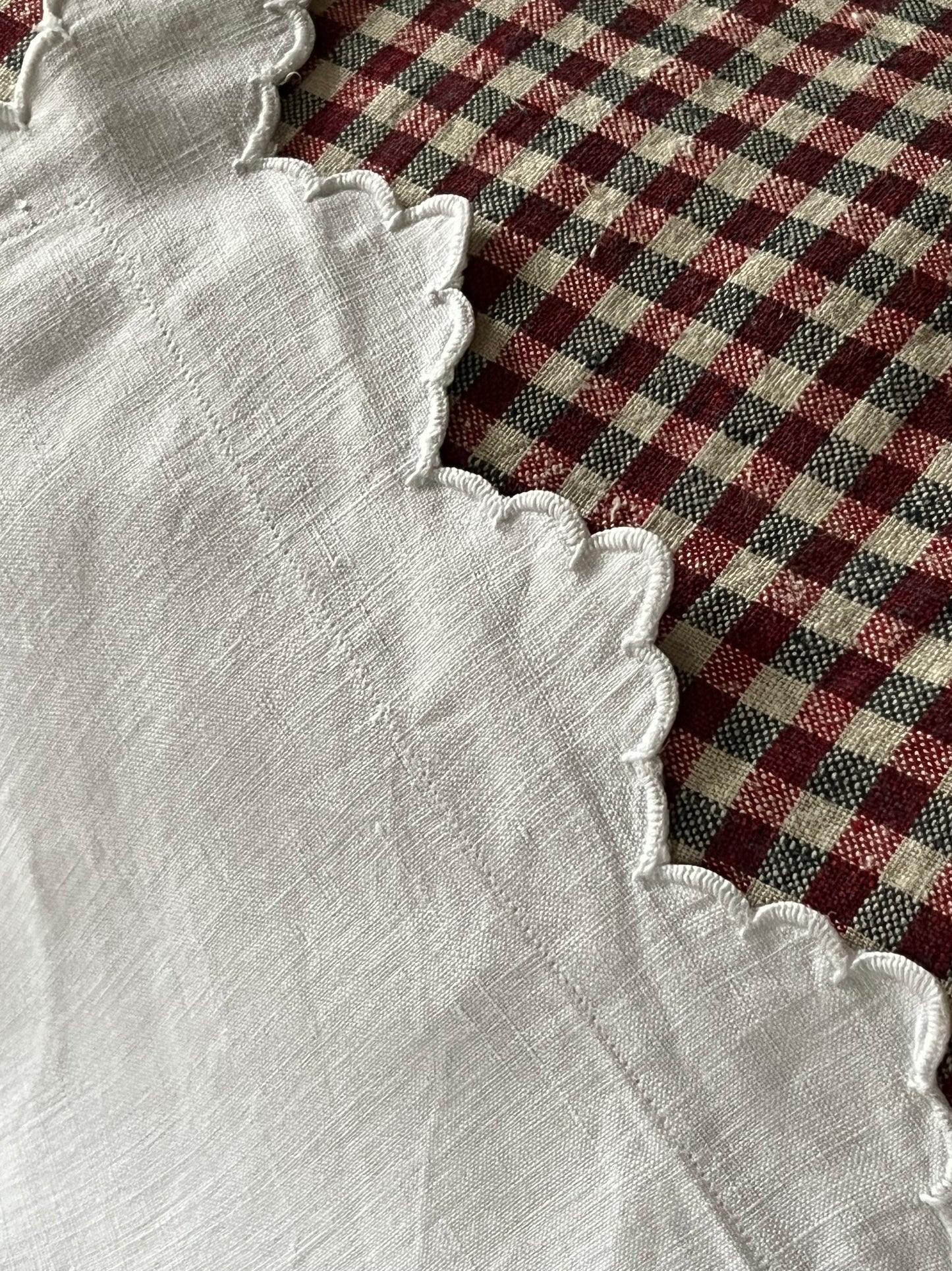 Französisches Leinen Kissen Weiß mit Prunk-Monogramm