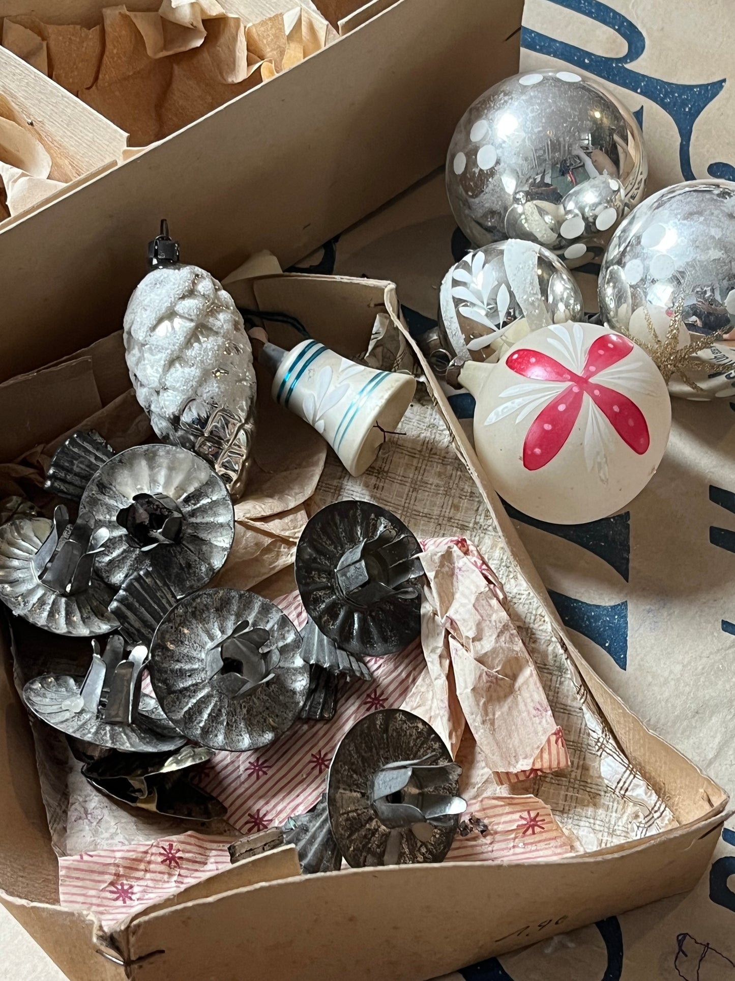 Weihnachtsschmuck im Karton von ca. 1940 & Kerzenhalter