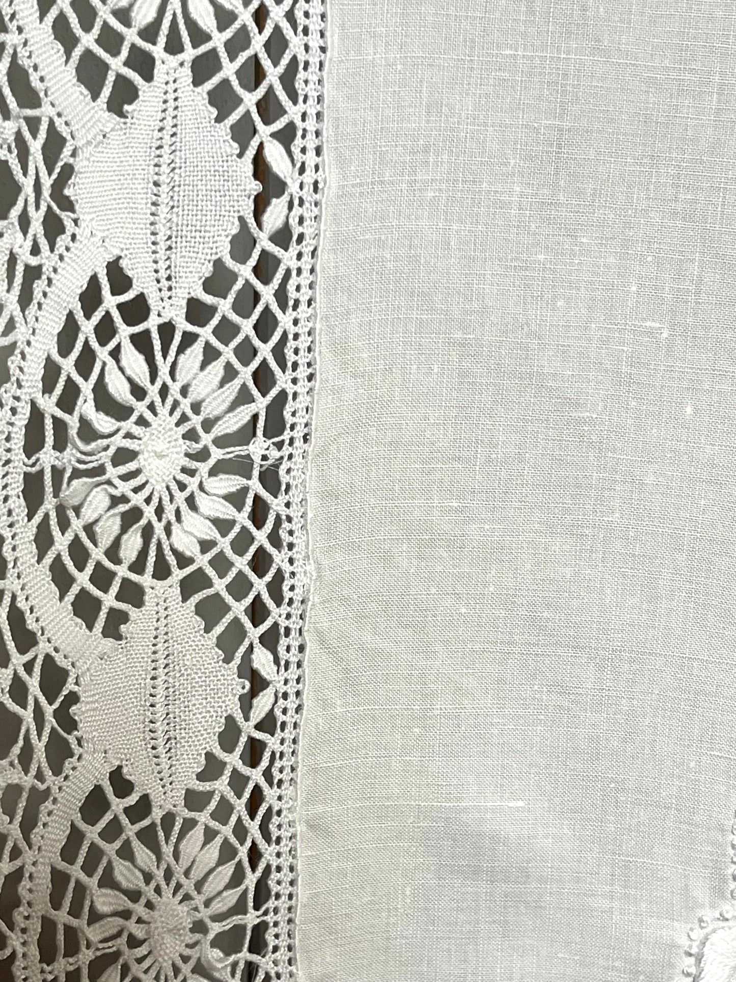Feinste Leinendecke mit hervorragender Weißstickerei und Filetborte 126 x 120