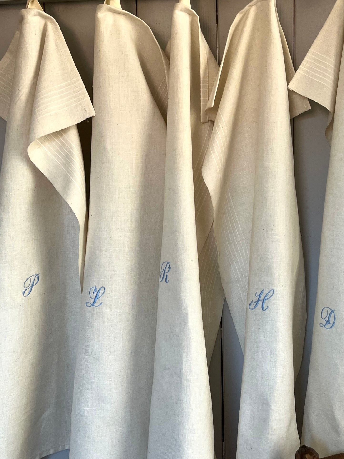 Großes Monogramm- Tuch aus schwerem, altem Leinen mit eingesticktem Initial