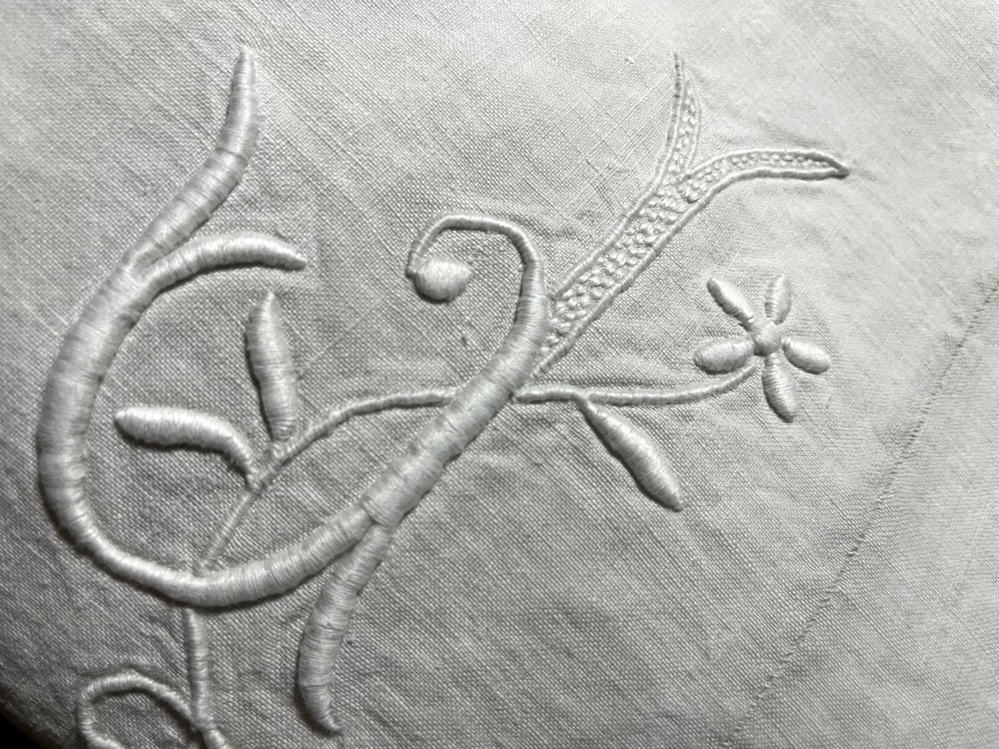 Fantastisches Leinenlaken aus Frankreich mit bildschönem Monogramm