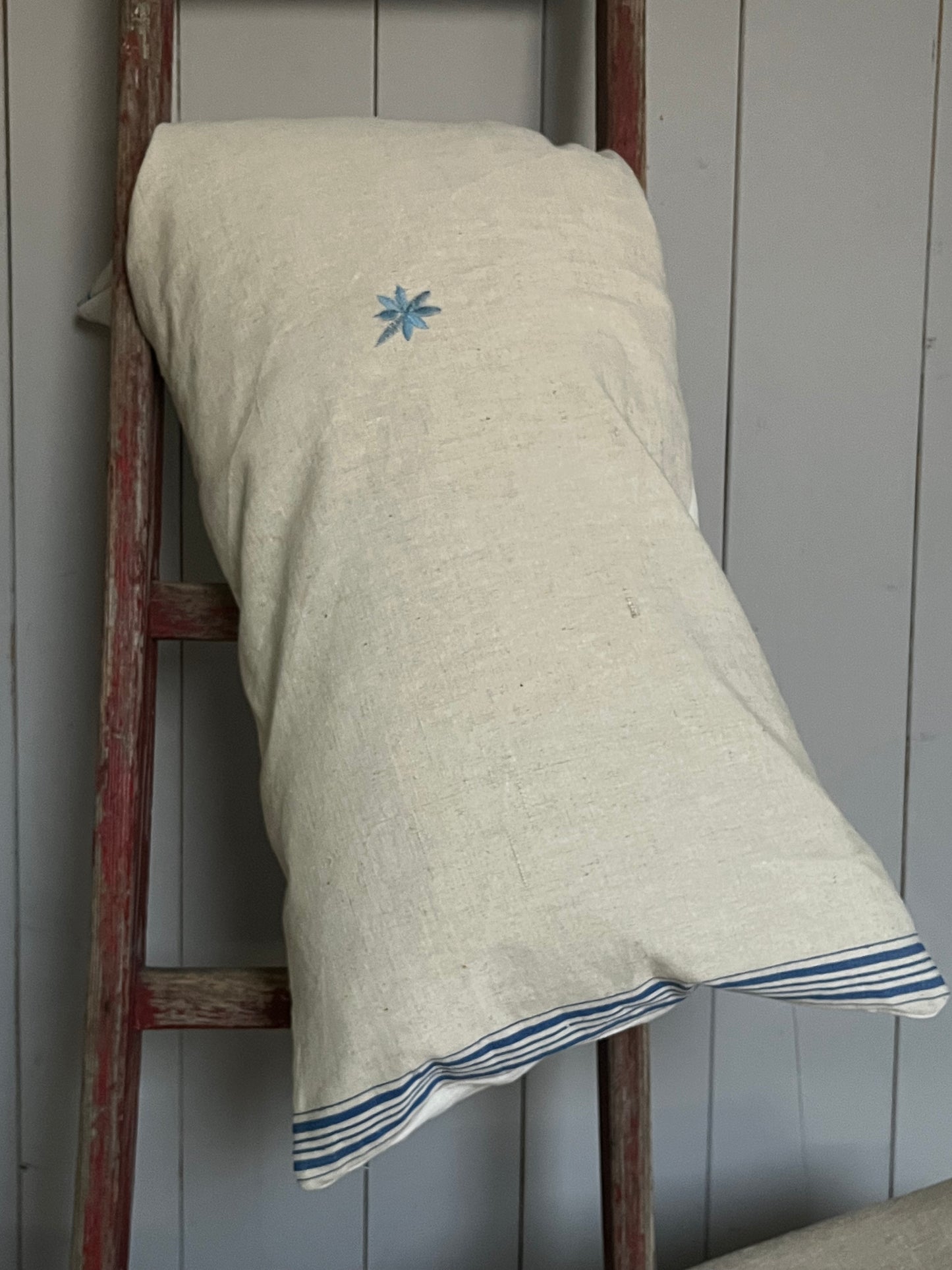 XL Kissen altes Leinen mit blauen Streifen und Blüte 80 x 40