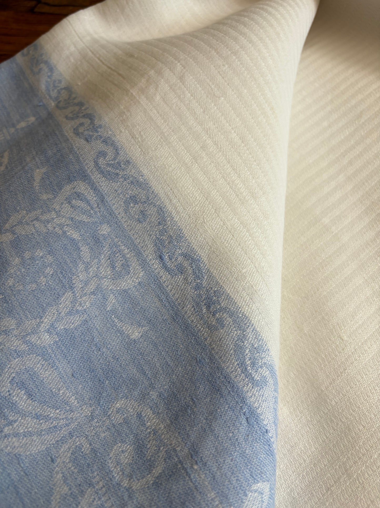 Große, ehrwürdige Leinendecke für die Tafel mit blauer Damastbordüre und Biedermeier-Muster
