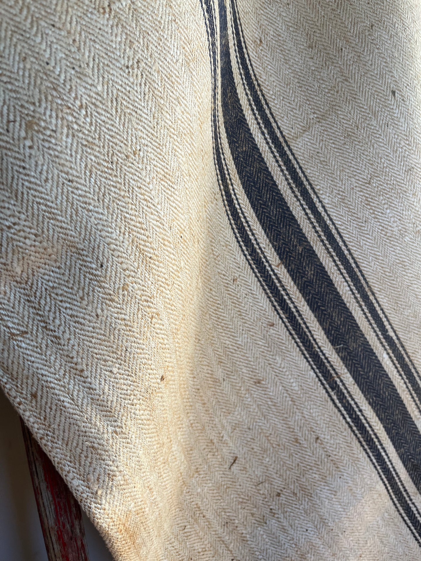 Unbenutzter alter Leinensack mit blauen Streifen und Fischgrätwebung 136 x 50