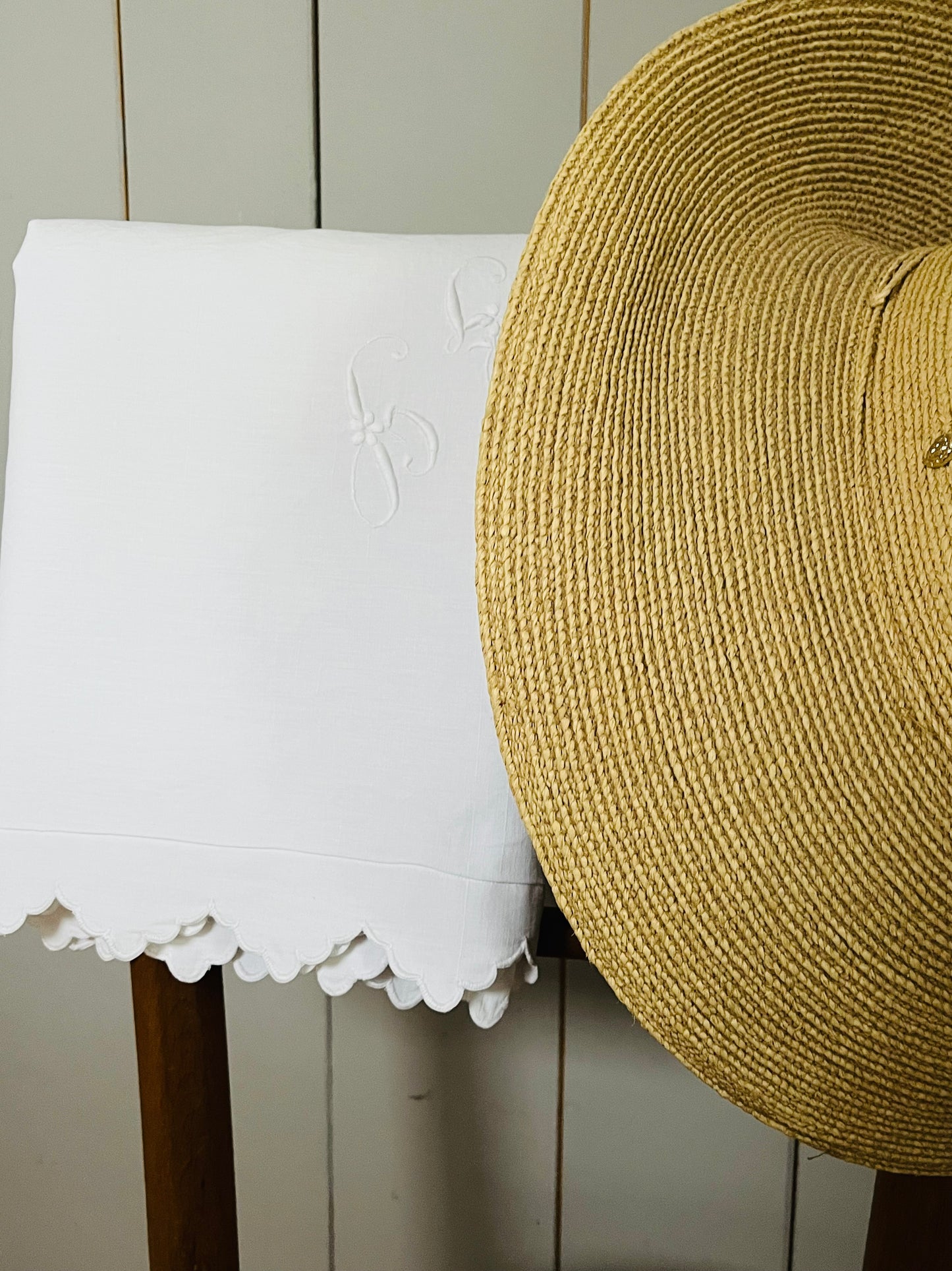 Französisches Leinen Kissen Weiß mit Prunk-Monogramm