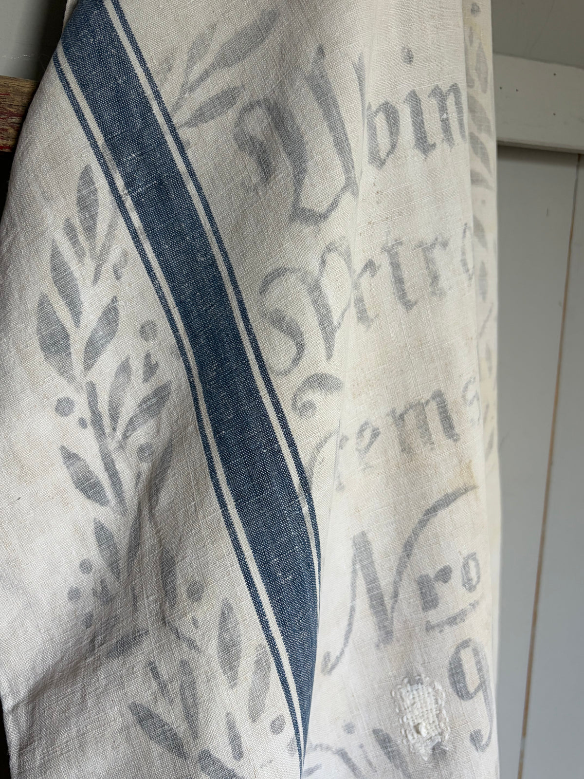 Prachtstück: sehr großer Leinensack mit blauen Streifen und original Aufschrift 132 x 62