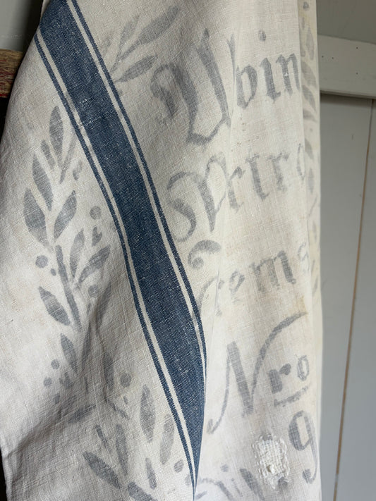 Prachtstück: sehr großer Leinensack mit blauen Streifen und original Aufschrift 132 x 62