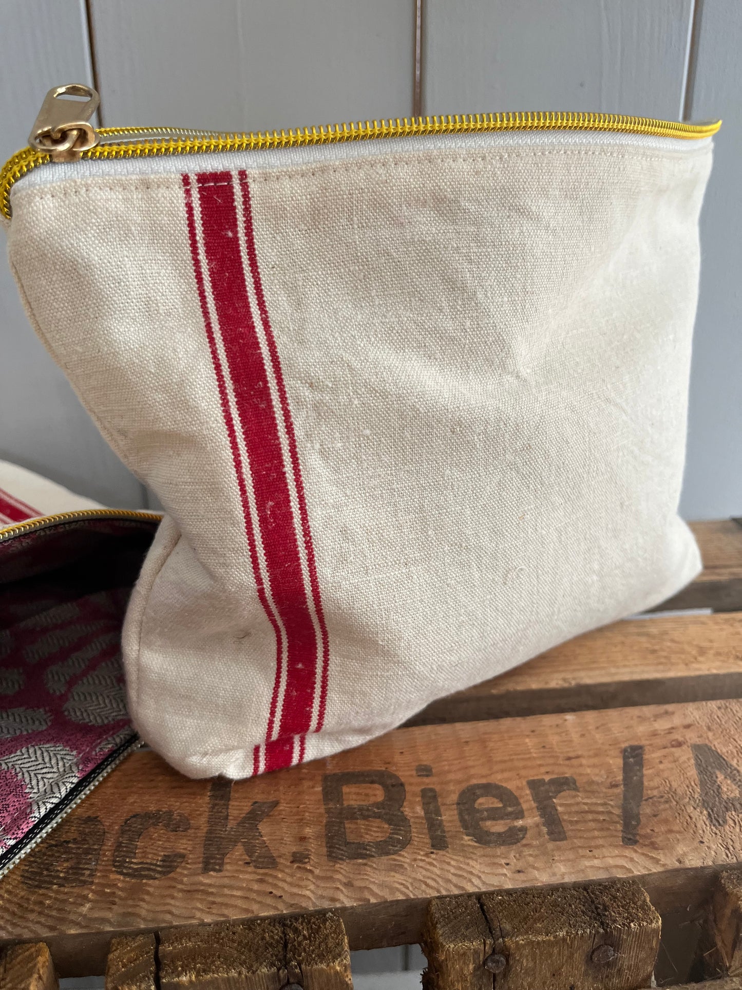 Kosmetiktasche mit rotem Streifen kleiner Shopper