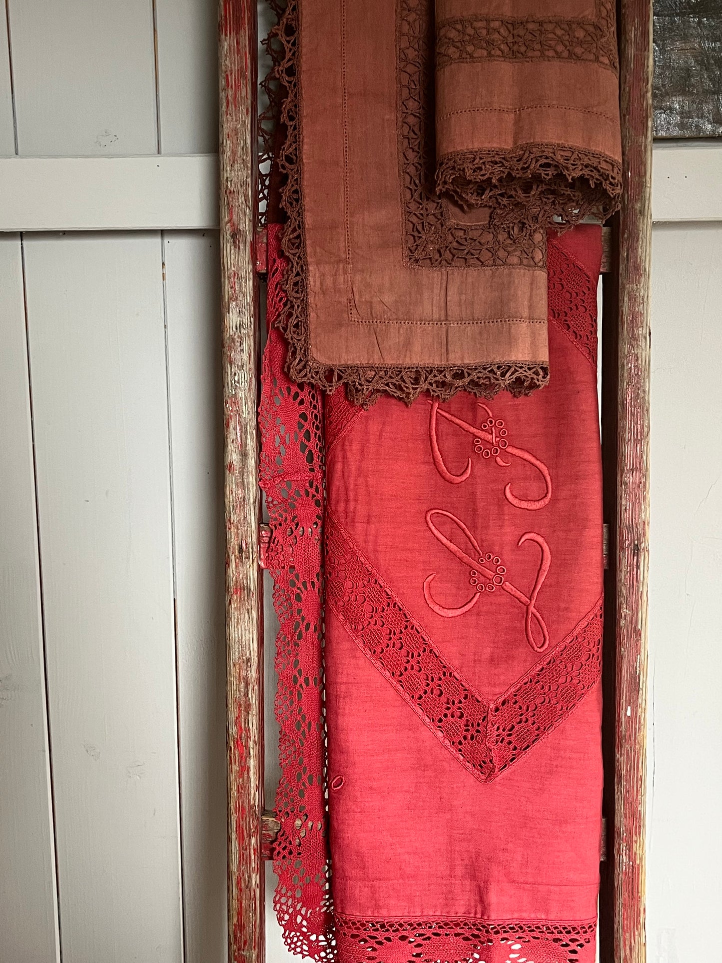 Trio: Alte französische Kissenbezüge mit Spitze, Monogramm und gefärbt