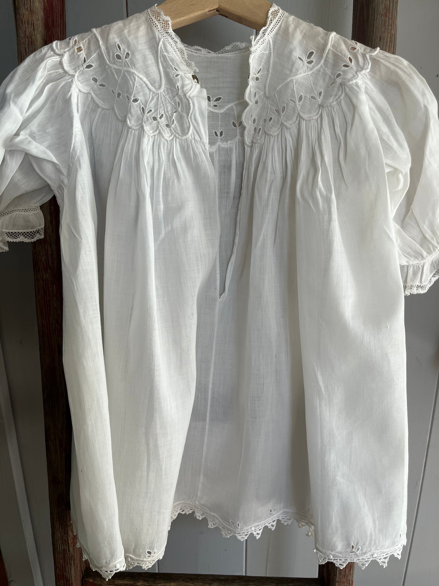 Für Mademoiselle: feines Kleid mit Blüten und Spitze